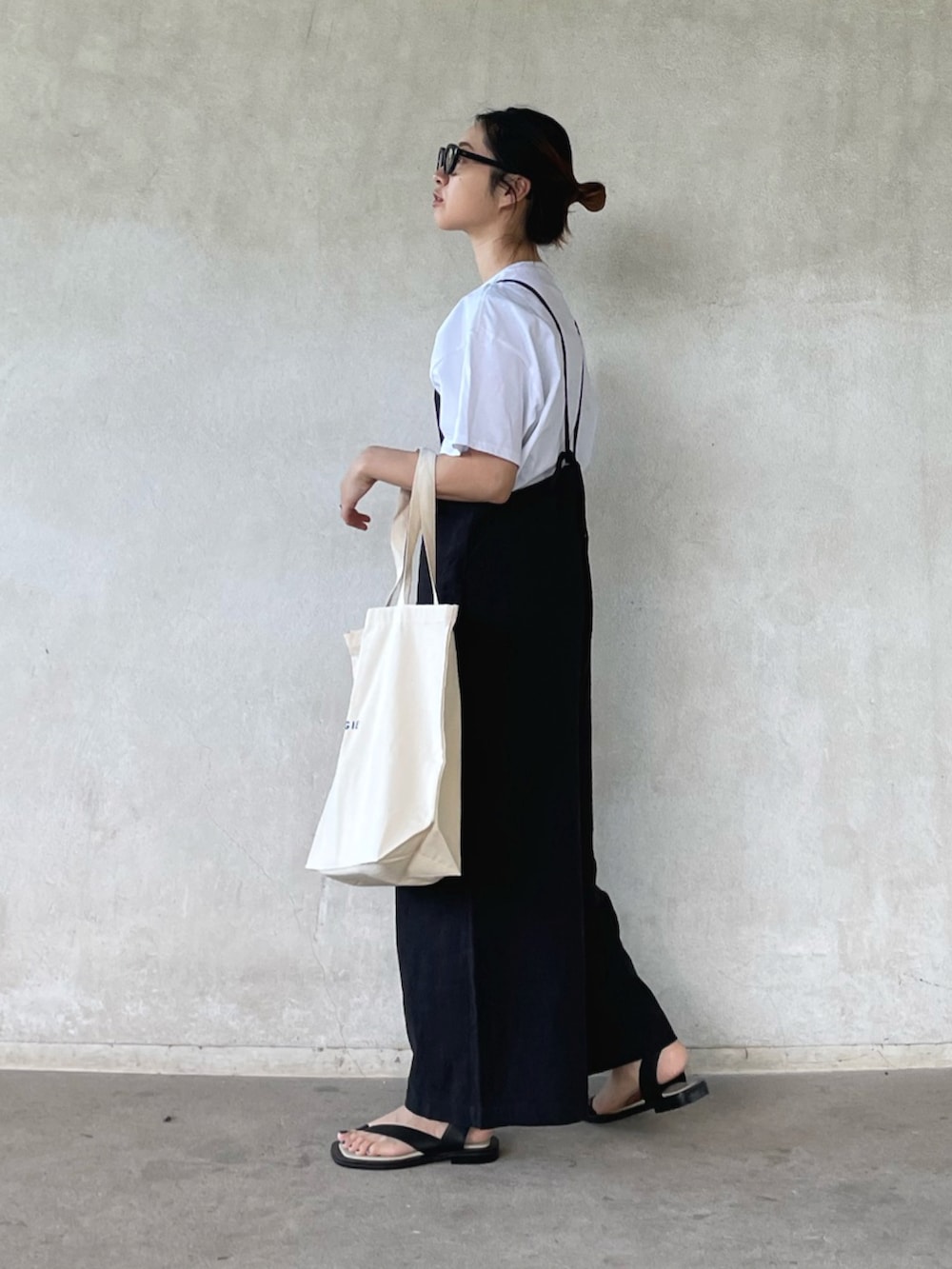 「トートバッグ、ロゴT、白Tシャツ、サロペット、キャップ、モノトーン、休日スタイル、メガネ女子、シンプル、ロゴトート、angie_vintage、ANGIE、FORK&SPOON、大人カジュアル」｜「ANGIEのGILDANカレッジロゴオーバーサイズTシャツ（半袖）（Tシャツ/カットソー、ホワイト系）」を使った、yukariさん（レディース・168cm）の春コーディネートの2枚目の写真
