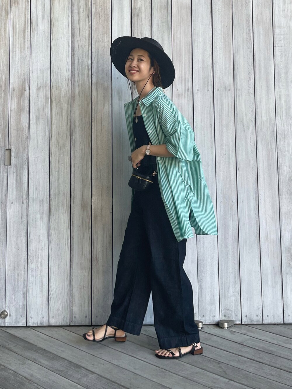 「大人カジュアル、chacocloset、チャコクローゼット、メンズライク、半袖シャツ、PR、ストローハット、サンダル、サヴァサヴァ、サヴァサヴァの靴、足が痛くならない靴、サロペット、シャツスタイル、レイヤードスタイル」|「Chaco closetのオーバーサイズメンズライクレギュラーカラー半袖シャツ/ストライプシャツ(シャツ/ブラウス、グリーン系)」を使った、yukariさん(レディース・168cm)の夏コーディネートの2枚目の写真