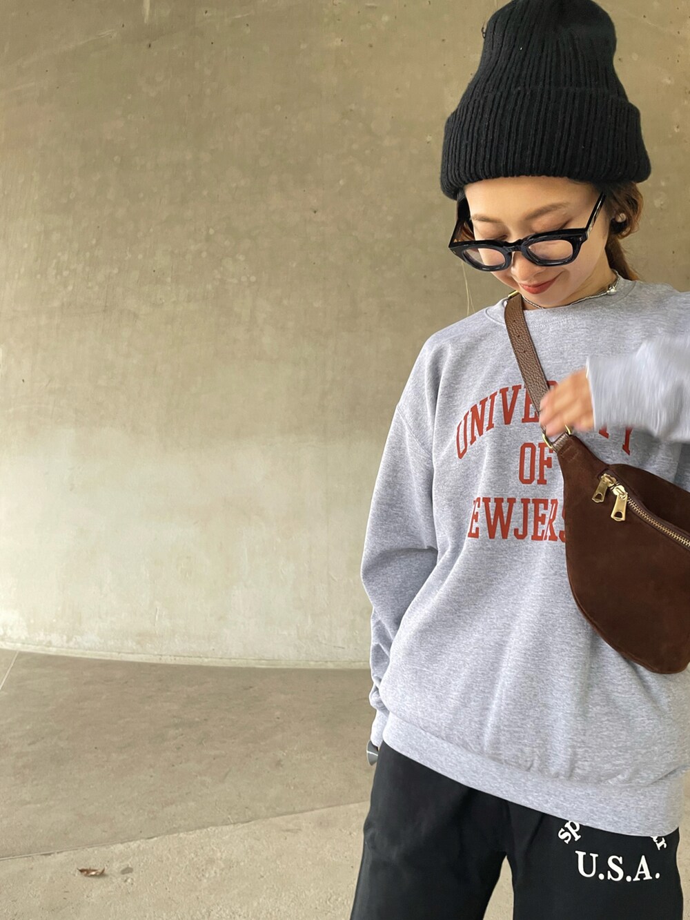 グレー系のスウェット、ブラック系のスウェットパンツ、ベージュ系のブーツを着用したレディースの秋コーディネートの5枚目の写真