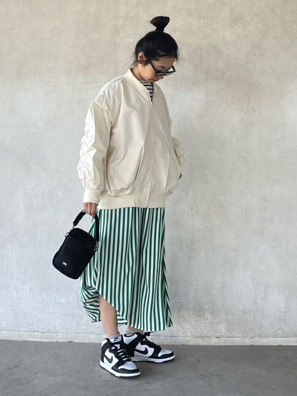 「春服デビュー宣言、Le temps riche、ルタンリッシュ、スタジャン、ストライプ、春コーデ、スニーカー、スニーカーコーデ、ハイカットスニーカー、春カラー、apretro、アプレトロ」｜「ap retroのボリュームスリーブMAー1ブルゾン（MA-1、ホワイト系）」を使った、yukariさん（レディース・168cm）の春コーディネートの5枚目の写真