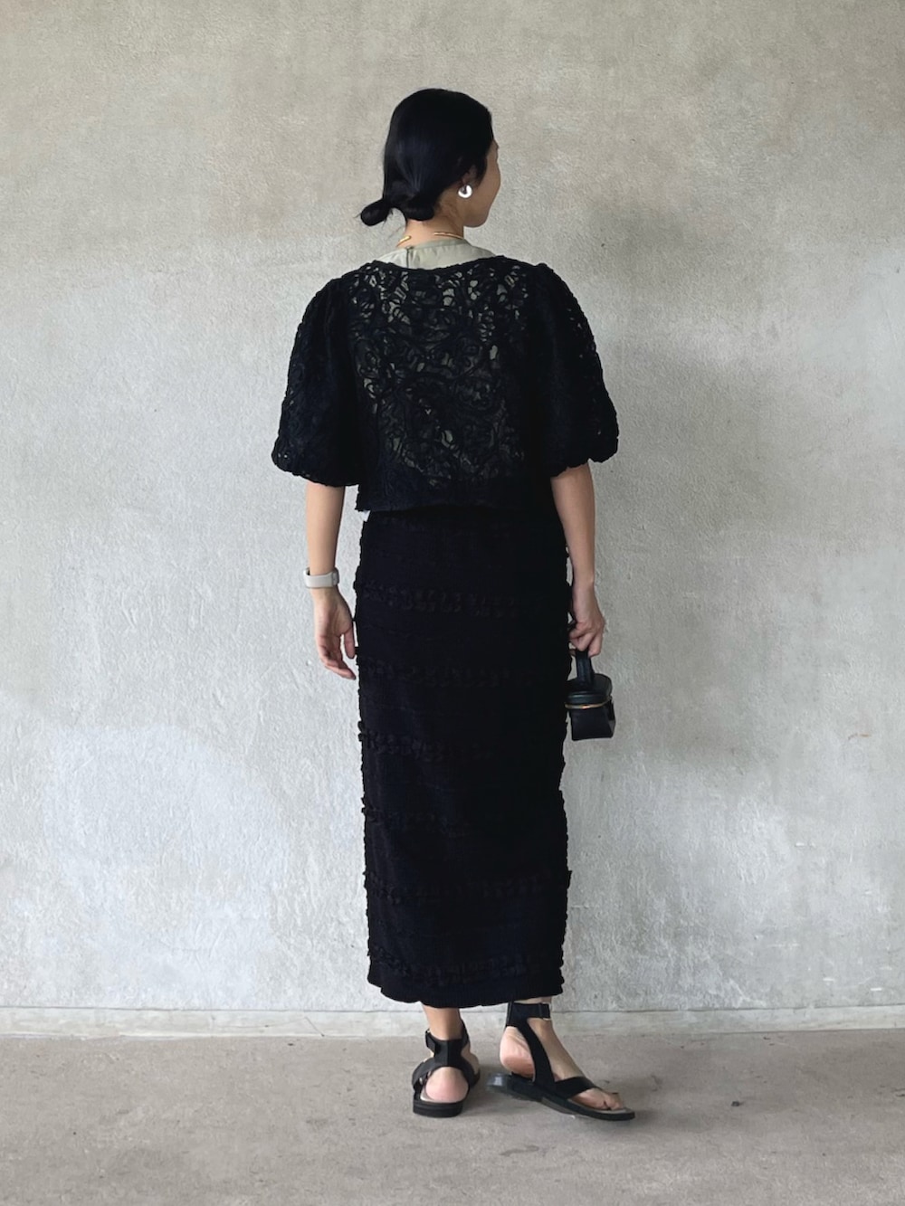 ブラック系のシャツ/ブラウス、ブラック系のスカート、ブラック系のショルダーバッグを着用したレディースの夏コーディネートの2枚目の写真