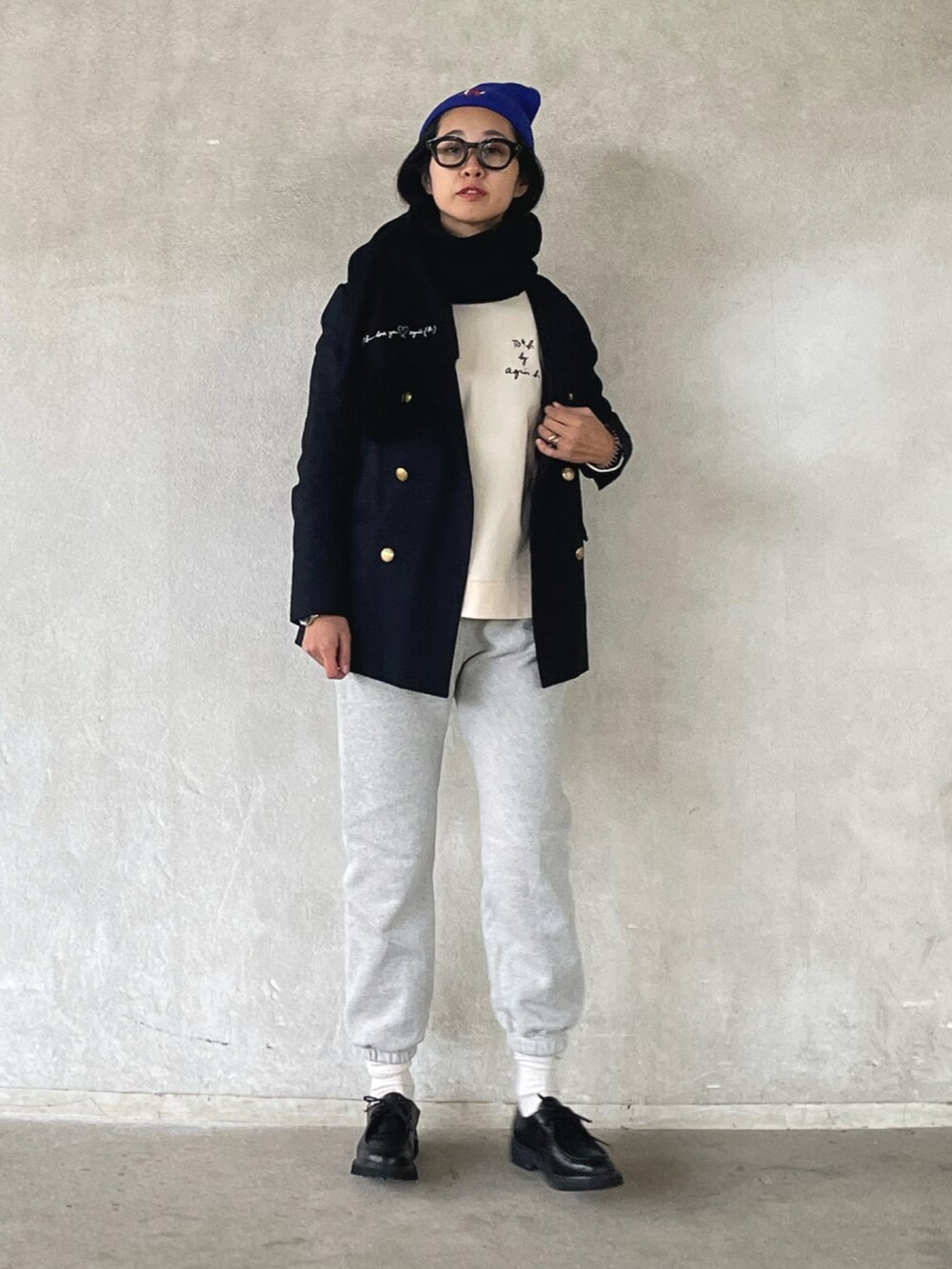 「スウェット、スウェットパンツ、ロゴスウェット、マフラーぐるぐる、アニエスベー、agnesb、ニット帽、ジャケット、紺ブレ」|「To b. by agnes b.のWT35 PULLOVER スリーレイヤードロゴプルオーバー(スウェット、ホワイト系)」を使った、yukariさん(レディース・168cm)の冬コーディネートの4枚目の写真