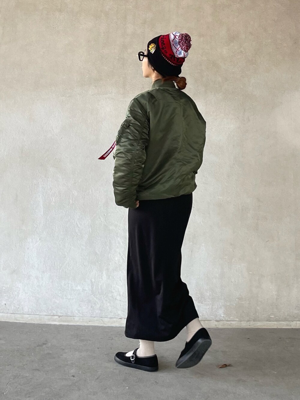 「MA-1、ニット帽、冬コーデ、メガネ女子、カジュアルコーデ、カーキ、alpha、alpha_industries_japan、alpha_industries、AMERICAN NEEDLE」｜「ALPHAのMA-1 CORE TALL(トールモデル)（MA-1、グリーン系）」を使った、yukariさん（レディース・168cm）の冬コーディネートの2枚目の写真