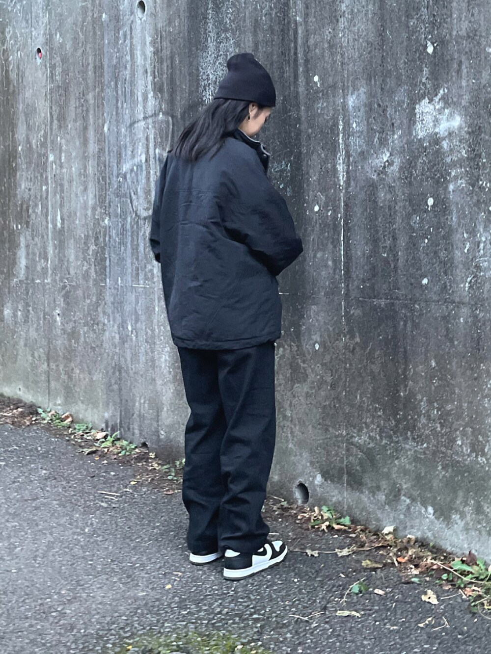 ブラック系のブルゾン、グレー系のTシャツ/カットソー、ブラック系のデニムパンツを着用したレディースの秋コーディネートの3枚目の写真