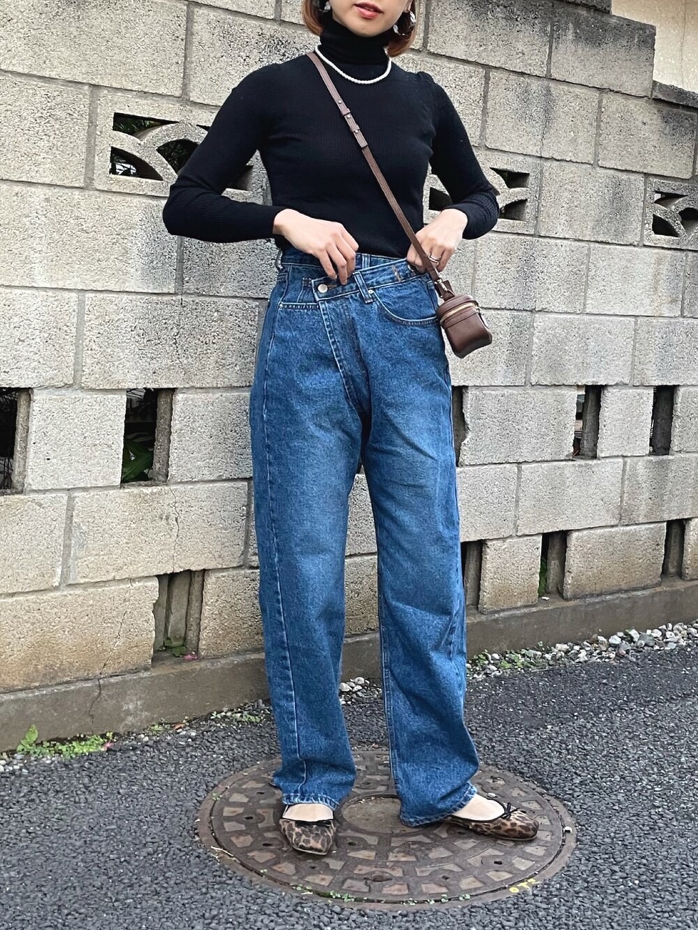 「デニム、カジュアル、シンプル、レオパード、アシンメトリー、冬コーデ、タートルネック、ロングコート、大人カジュアル、バレエシューズ、ミニバッグ、秋冬コーデ」｜「AMELYのノーカラーオーバーサイズコート（その他アウター、イエロー系）」を使った、yukariさん（レディース・168cm）の秋コーディネートの4枚目の写真