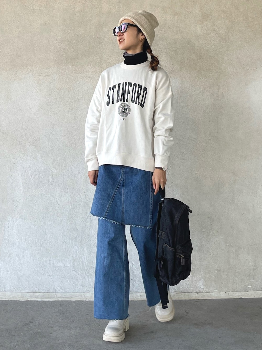 「ほめられ本命コーデ、ロゴスウェット、デニム、USポロ、ブーツ、春コーデ、ニット帽、maisonspecial、メガネ女子、apretro、スウェット」|「ap retroの2022/AW ロゴプリント裏毛ルーズプルオーバー カレッジロゴ(スウェット、ホワイト系)」を使った、yukariさん(レディース・168cm)の冬コーディネートの5枚目の写真
