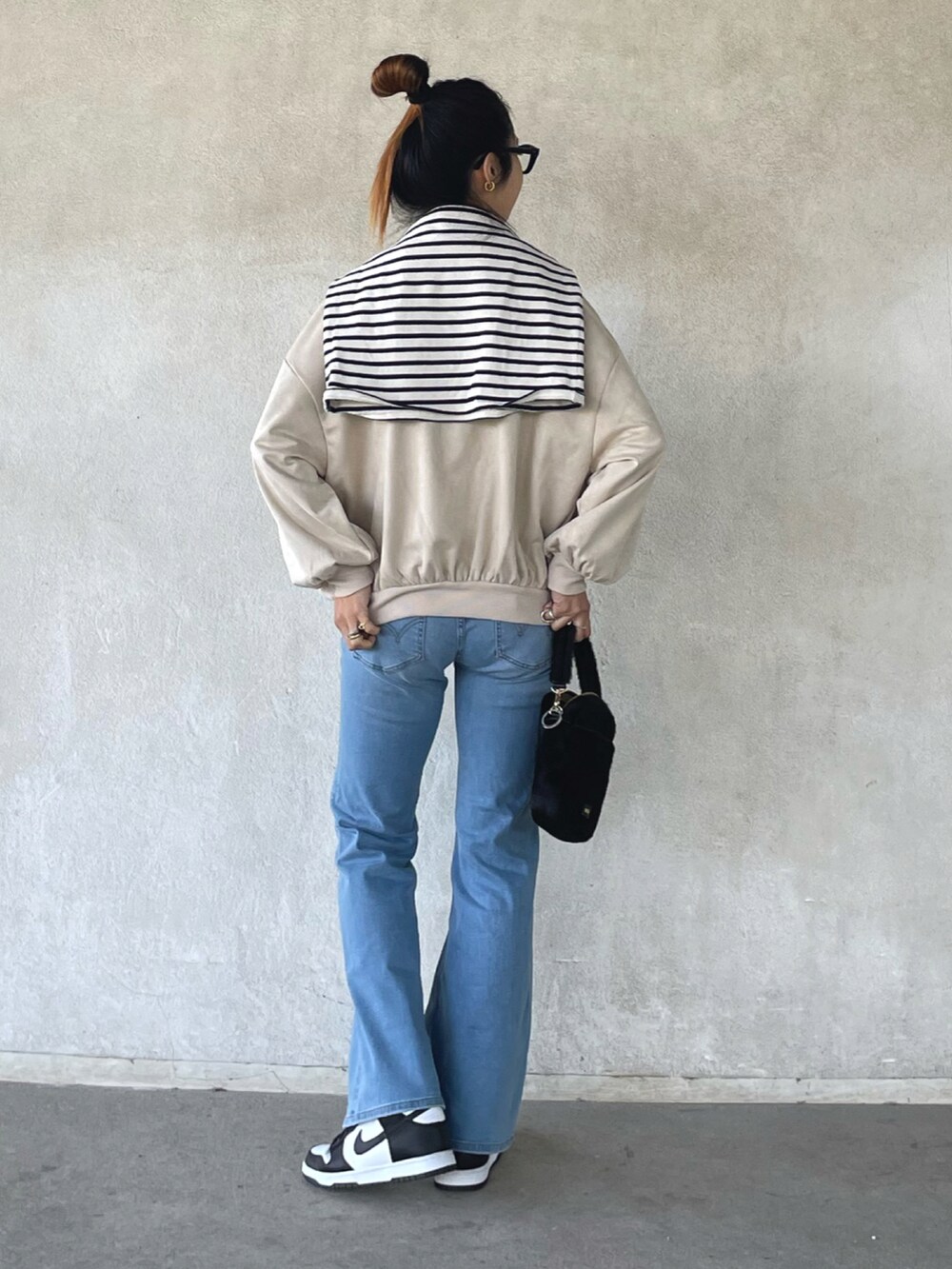 「スタジャン、Fizz、シンプルコーデ、シンプル、デニム、エドウィン、EDWIN、edwinjapan、スニーカー、スニーカーコーデ、NIKE、春コーデ、春服デビュー宣言」｜「Fizzの【Fizz/フィズ】　スウェードポンチスタジャン（スタジャン、ホワイト系）」を使った、yukariさん（レディース・168cm）の春コーディネートの3枚目の写真