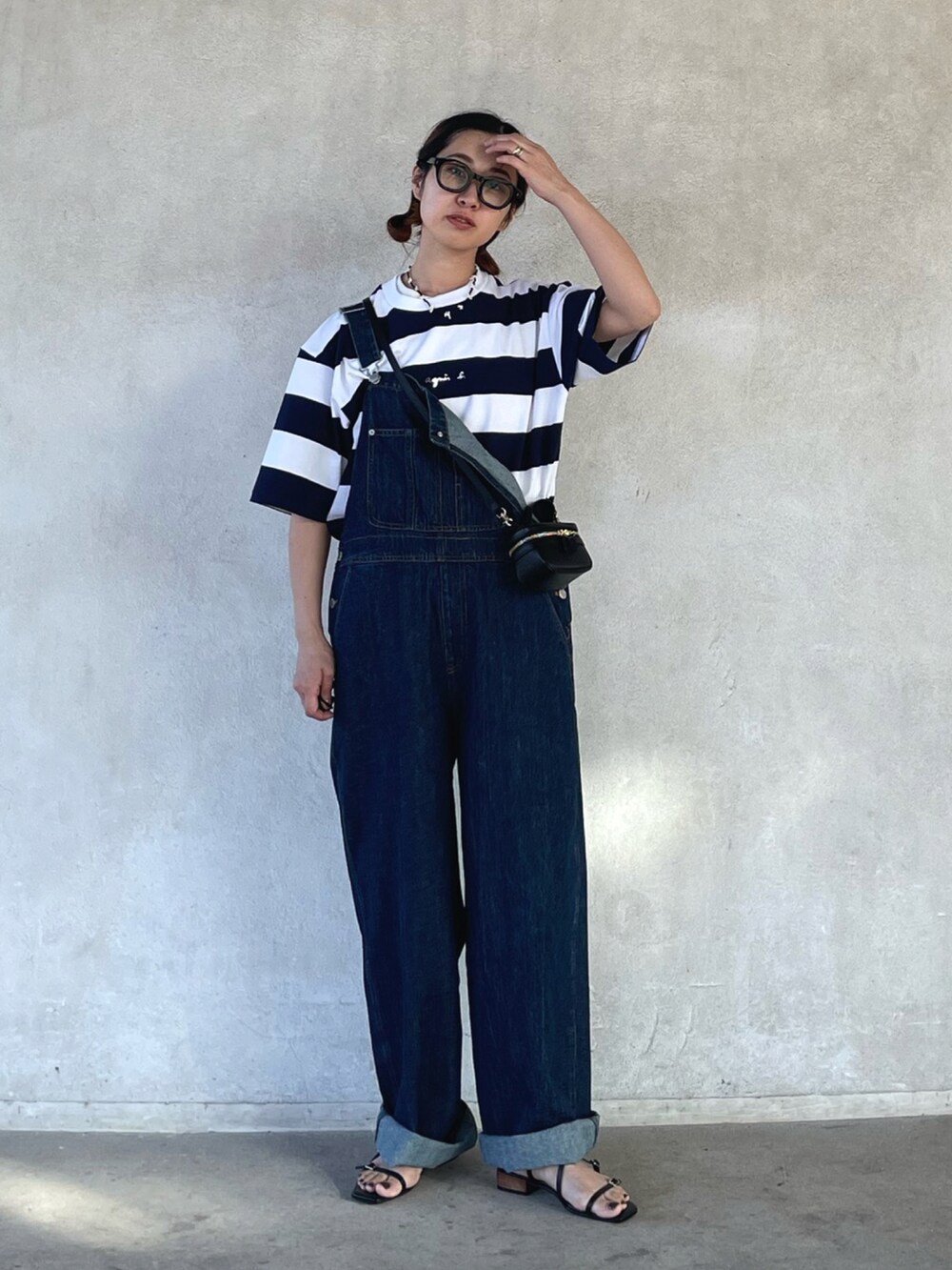 ブルー系のTシャツ/カットソー、ブルー系のサロペット/オーバーオール、ブラック系のサンダルを着用したレディースの夏コーディネートの2枚目の写真