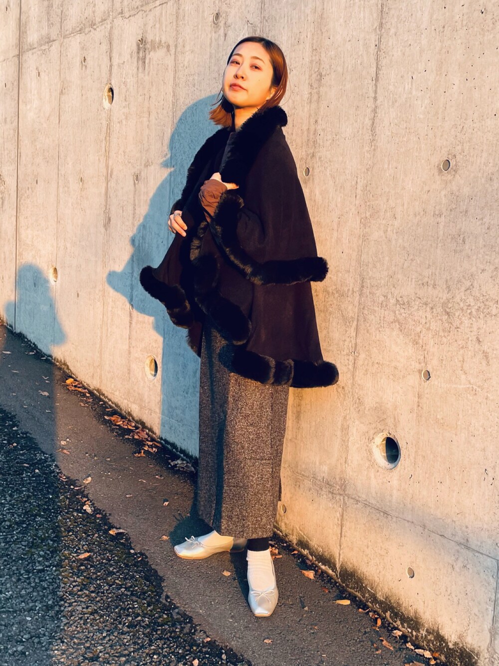 「大人女子、レイヤードスタイル、エレガント、冬コーデ、ポンチョ、大人カジュアル、キャミワンピ、スクエアトゥ、冬アウター、ゴージャス、ニット、きれいめカジュアル」|「deux amourのフリルポンチョ(ポンチョ、ブラック系)」を使った、yukariさん(レディース・168cm)の冬コーディネートの2枚目の写真