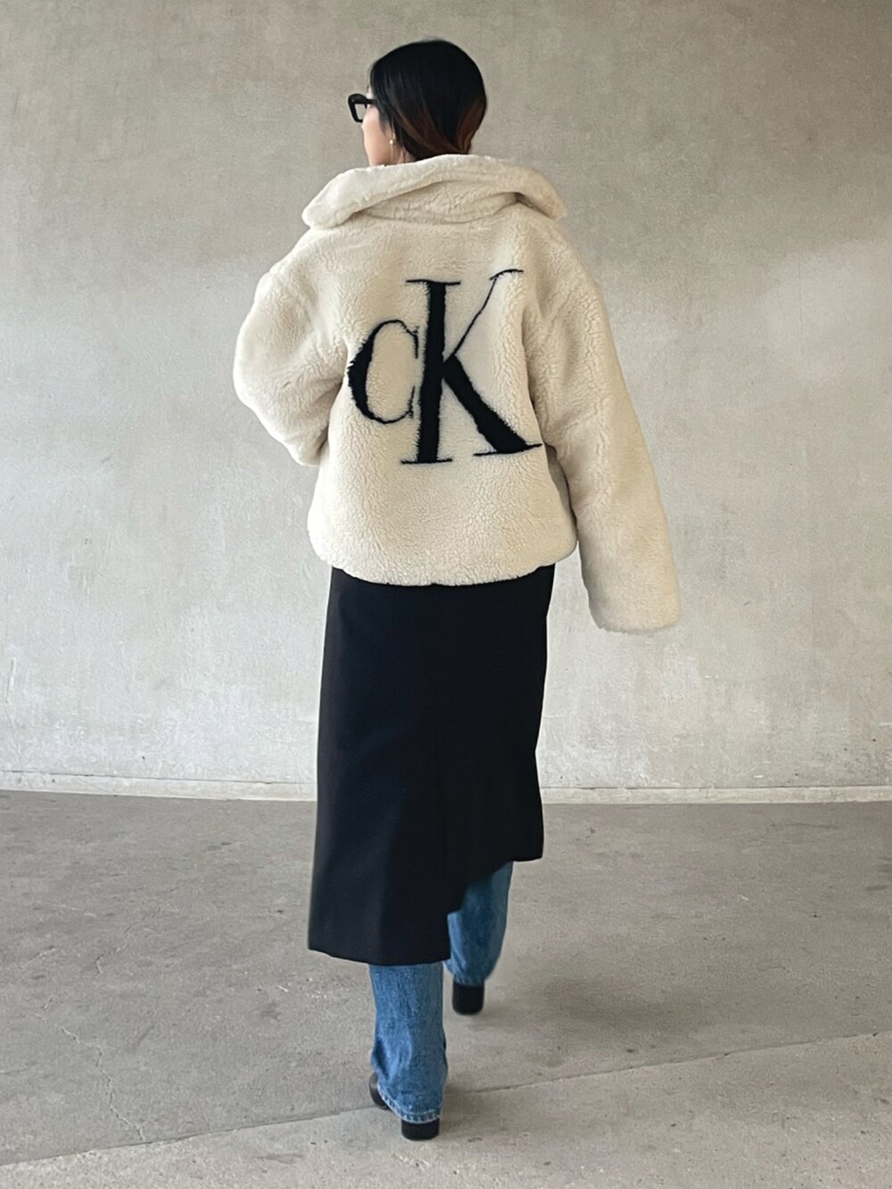 「calvinklein、カルバンクライン、renorm、リノーム、ワンピース、レイヤードスタイル、ボアジャケット、ボアブルゾン、メガネ女子、秋冬コーデ、ハンドバッグ、ショートブーツ、大人カジュアル、ビッグシルエット、オーバーサイズ」｜「Calvin Kleinのバックモノグラム シェルパジャケット（その他アウター、ホワイト系）」を使った、yukariさん（レディース・168cm）の秋コーディネートの5枚目の写真