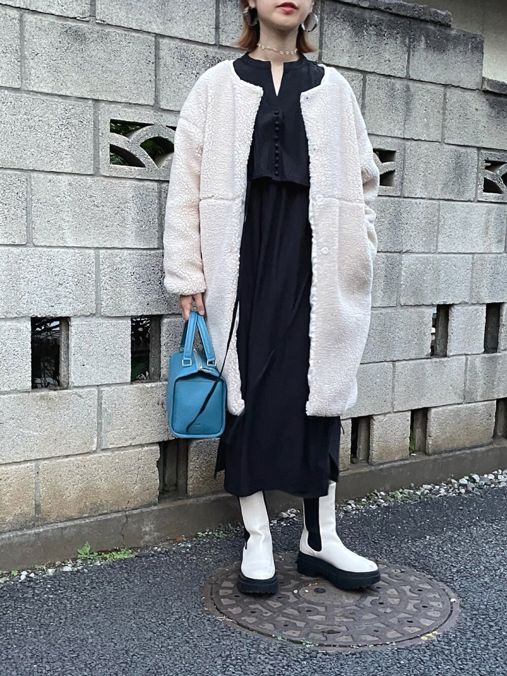 「ワンピース、めがね、冬コーデ、モノトーン、休日スタイル、サイドゴアブーツ、ボストンバッグ、モノトーンコーデ、メガネ女子、チェルシーブーツ、ボアコート、モノトーンに差し色、chiiiibag、ch!iiibag、ボアジャケット」｜「SUGAR BISKETのノーカラーロングボアコート（その他アウター、ベージュ系）」を使った、yukariさん（レディース・168cm）の冬コーディネートの2枚目の写真