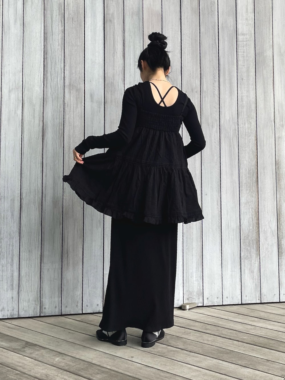 ブラック系のワンピース、ブラック系のワンピース、ブラック系のパンプスを着用したレディースの春コーディネートの3枚目の写真