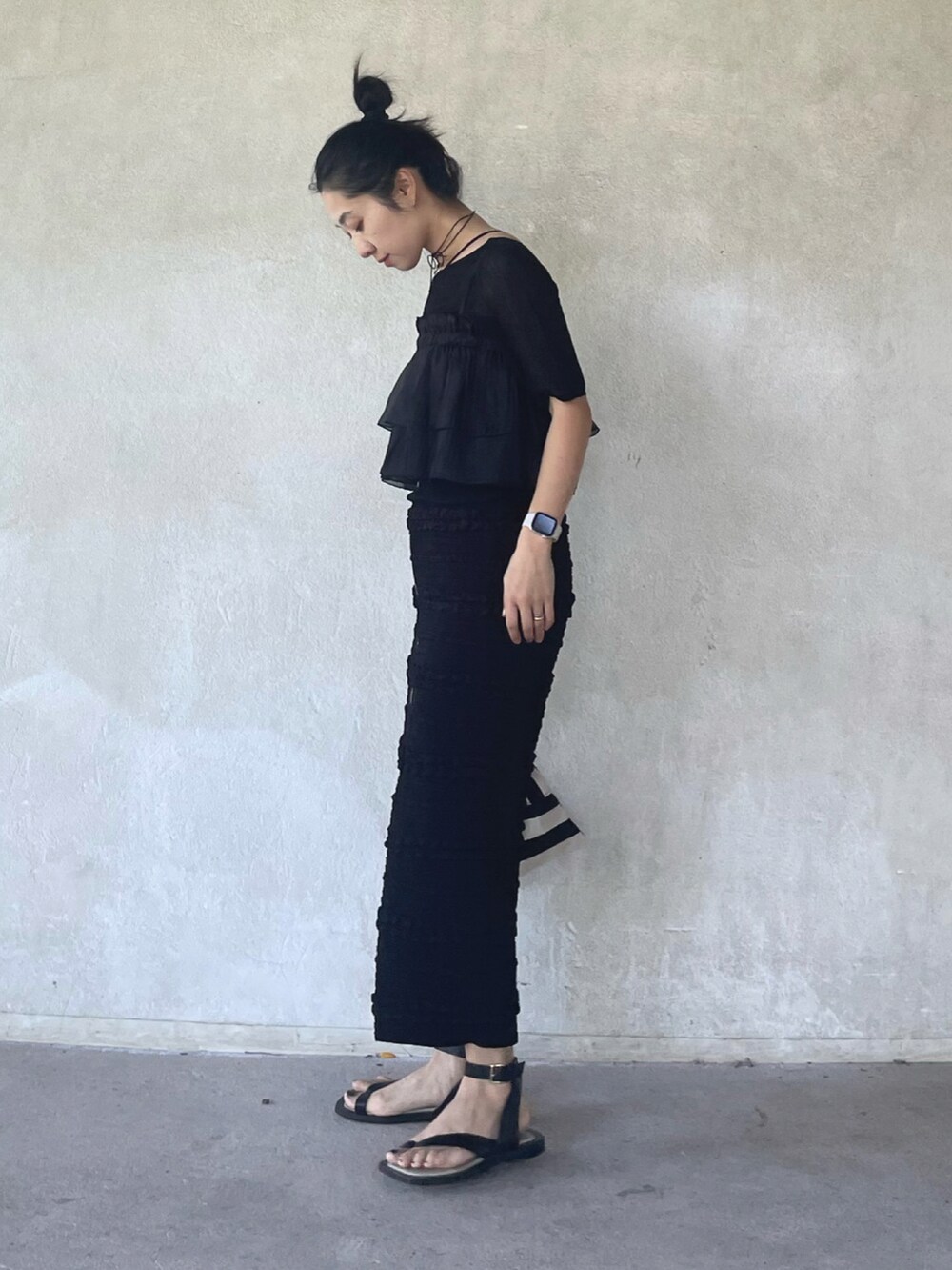 ブラック系のニット/セーター、ブラック系のキャミソール、ブラック系のスカートを着用したレディースの夏コーディネートの2枚目の写真