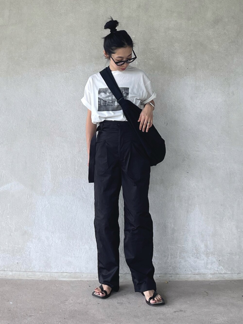 ホワイト系のTシャツ/カットソー、その他のカーゴパンツ、ブラック系のショルダーバッグを着用したレディースの夏コーディネートの5枚目の写真