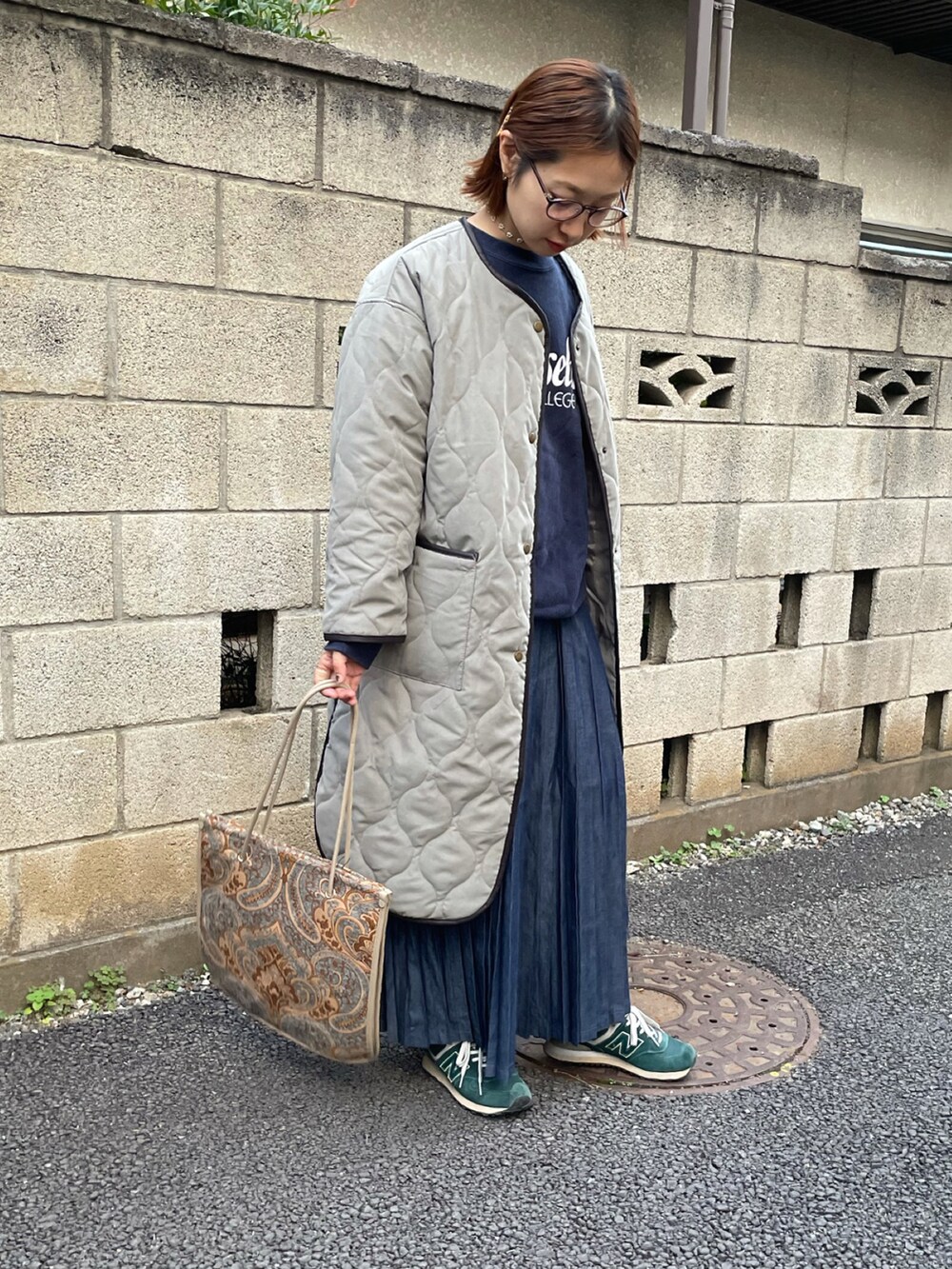 「スニーカー、トートバッグ、チャンピオン、キルティング、ニューバランス、ロングコート、スニーカーコーデ、ロゴスウェット、チョーカー、古着MIX、プリーツスカート、キルティングコート、ゆるコーデ、キャミワンピ」｜「bohmalの波キルティングノーカラーロングコート（ノーカラーコート、グリーン系）」を使った、yukariさん（レディース・168cm）の秋コーディネートの2枚目の写真