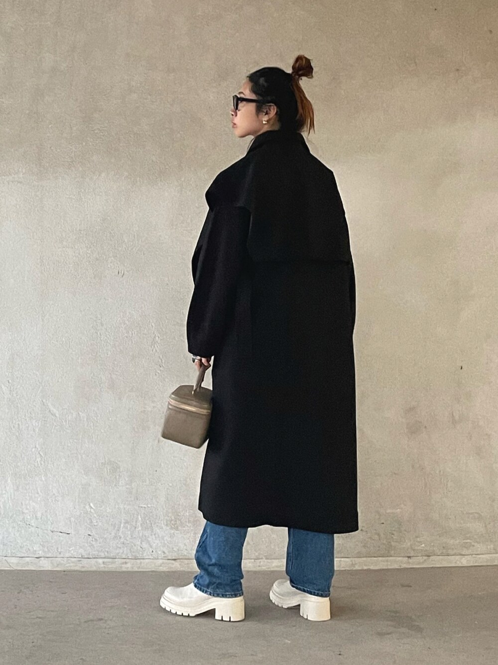 「秋冬コーデ、ロングコート、シンプルコーデ、シンプル、メガネ女子、notch.、デニム、オーバーサイズ、冬アウター、ブーツ、厚底ブーツ、チェルシーブーツ、サイドゴアブーツ」｜「notch.のアシメケープタイロッケンコート（その他アウター、ブラック系）」を使った、yukariさん（レディース・168cm）の秋コーディネートの3枚目の写真
