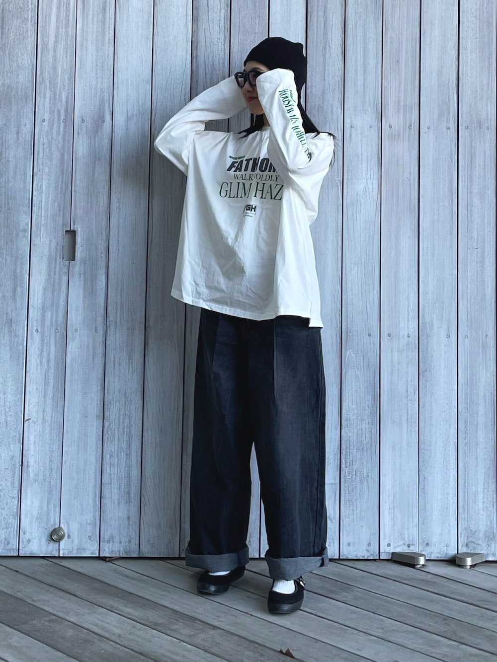 ホワイト系のTシャツ/カットソー、ブラック系のデニムパンツ、ブラック系のバレエシューズを着用したレディースの春コーディネートの3枚目の写真