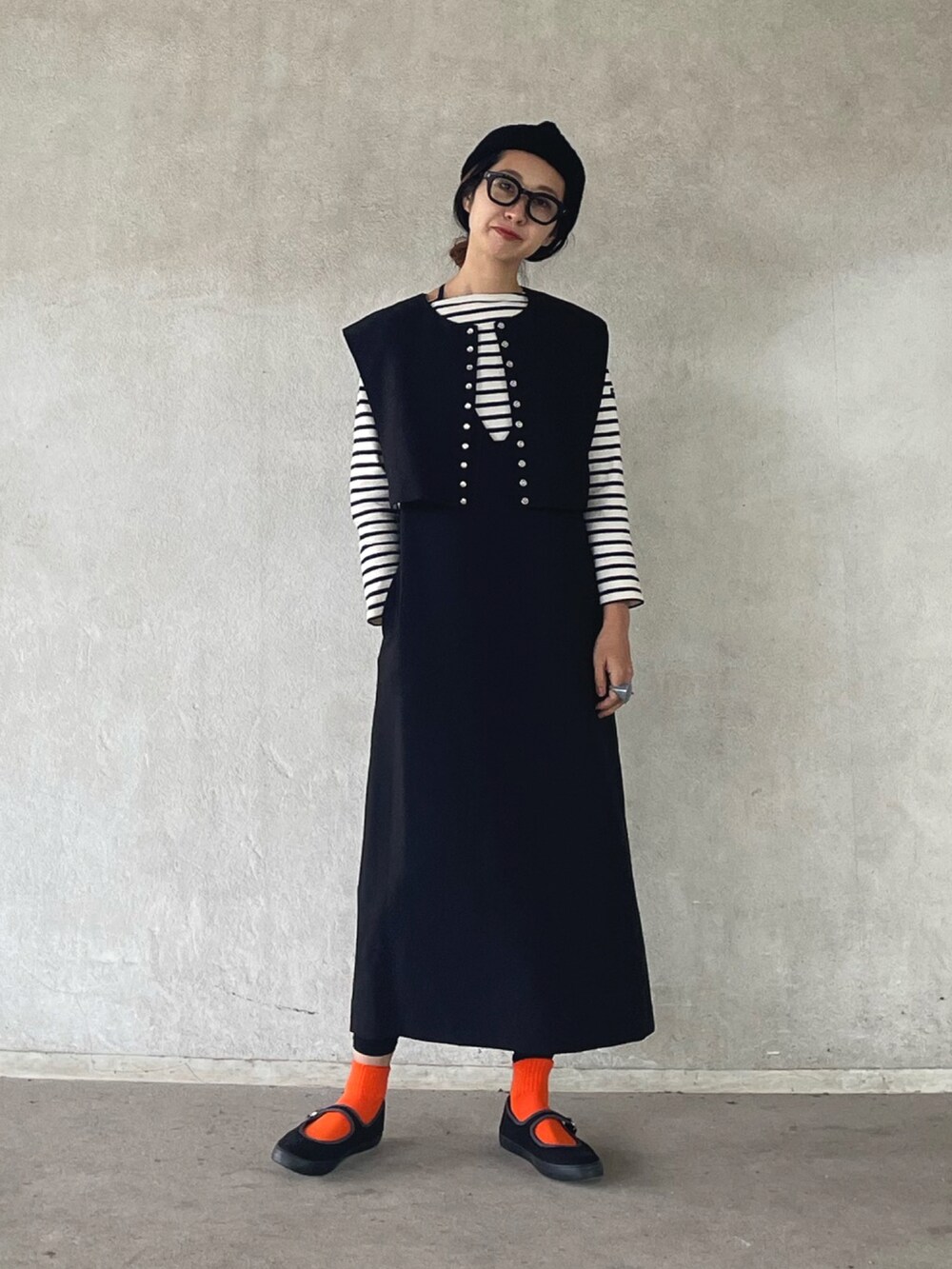 「レイヤードスタイル、カラーソックス、ニット帽、ボーダー、メガネ女子、WEARハロウィン2022、リノーム、renorm、ワンピース、大人カジュアル、秋コーデ、秋冬コーデ」｜「ReNormの【YUKIコラボ】ショートベスト×ジャンスカセット（ジャンパースカート、ブラック系）」を使った、yukariさん（レディース・168cm）の秋コーディネートの3枚目の写真