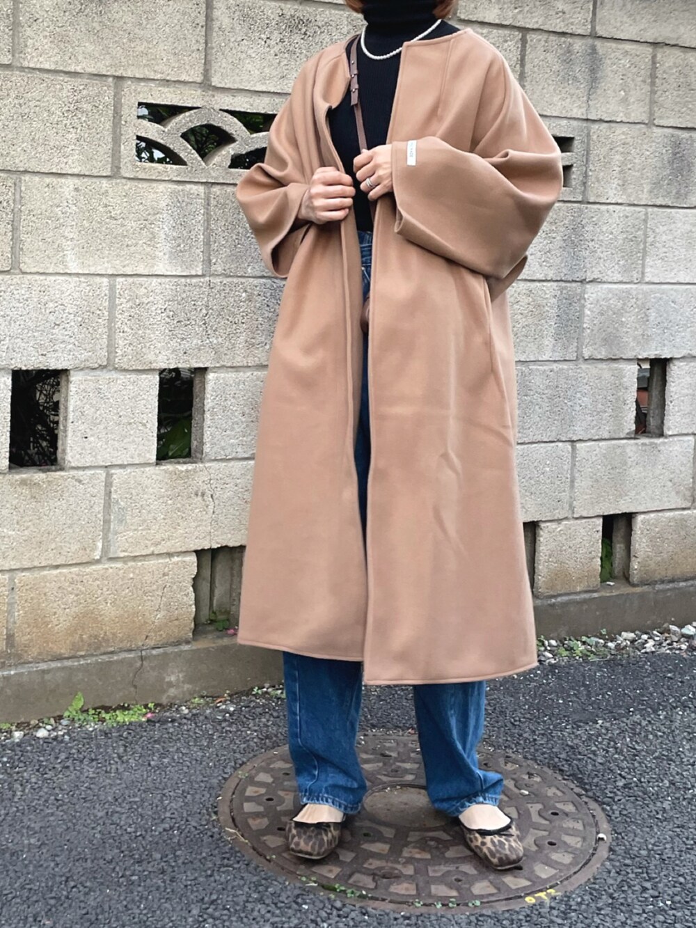 「デニム、カジュアル、シンプル、レオパード、アシンメトリー、冬コーデ、タートルネック、ロングコート、大人カジュアル、バレエシューズ、ミニバッグ、秋冬コーデ」｜「AMELYのノーカラーオーバーサイズコート（その他アウター、イエロー系）」を使った、yukariさん（レディース・168cm）の秋コーディネートの2枚目の写真