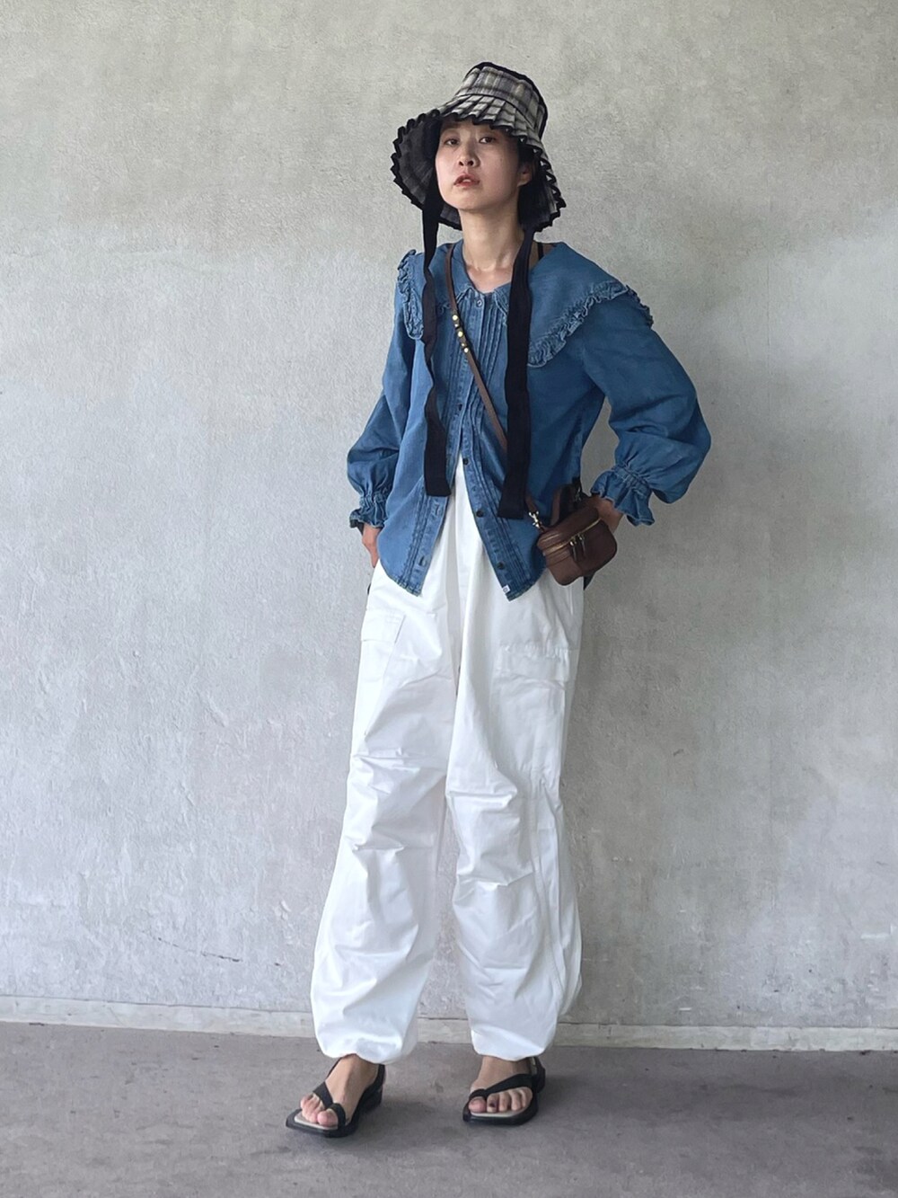 ブルー系のシャツ/ブラウス、ホワイト系のサロペット/オーバーオール、ブラック系のサンダルを着用したレディースの夏コーディネートの3枚目の写真