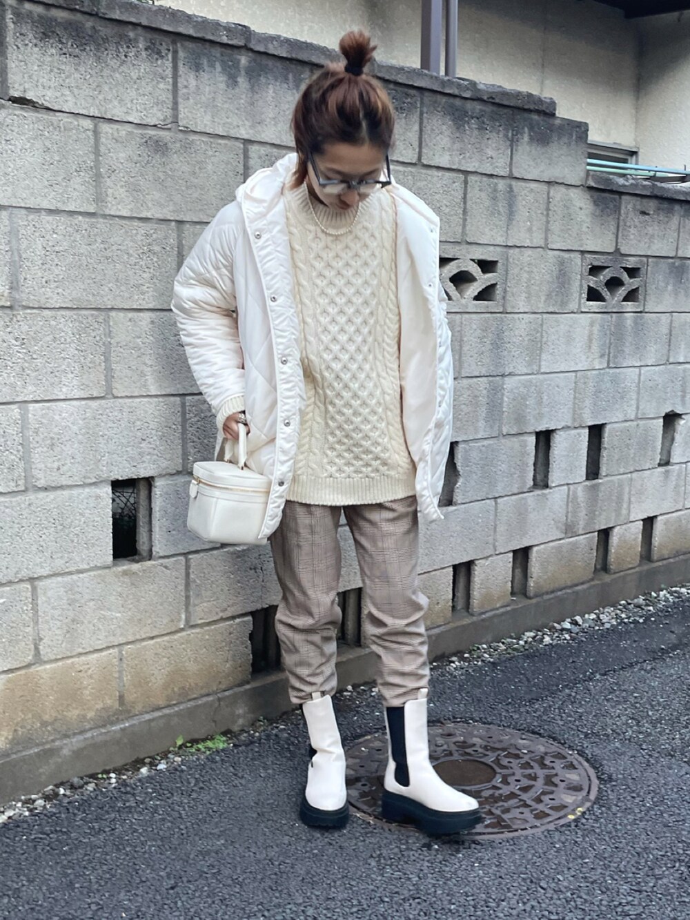 「チェックパンツ、チェック柄に恋してる、キルティングジャケット、chiiiibag、メガネ女子、アランニット、白ニット、ブーツ、ニット、チェルシーブーツ、サイドゴアブーツ、カジュアル、大人カジュアル、冬コーデ、ホワイトコーデ」|「SUGAR BISKETのキルティングフードコート(その他アウター、ホワイト系)」を使った、yukariさん(レディース・168cm)の秋コーディネートの2枚目の写真