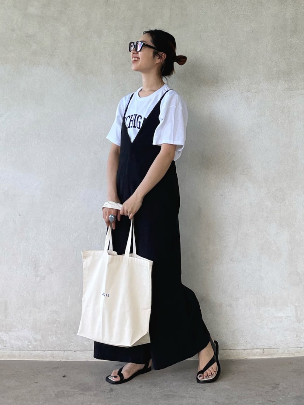 「トートバッグ、ロゴT、白Tシャツ、サロペット、キャップ、モノトーン、休日スタイル、メガネ女子、シンプル、ロゴトート、angie_vintage、ANGIE、FORK&SPOON、大人カジュアル」｜「ANGIEのGILDANカレッジロゴオーバーサイズTシャツ（半袖）（Tシャツ/カットソー、ホワイト系）」を使った、yukariさん（レディース・168cm）の春コーディネートの4枚目の写真