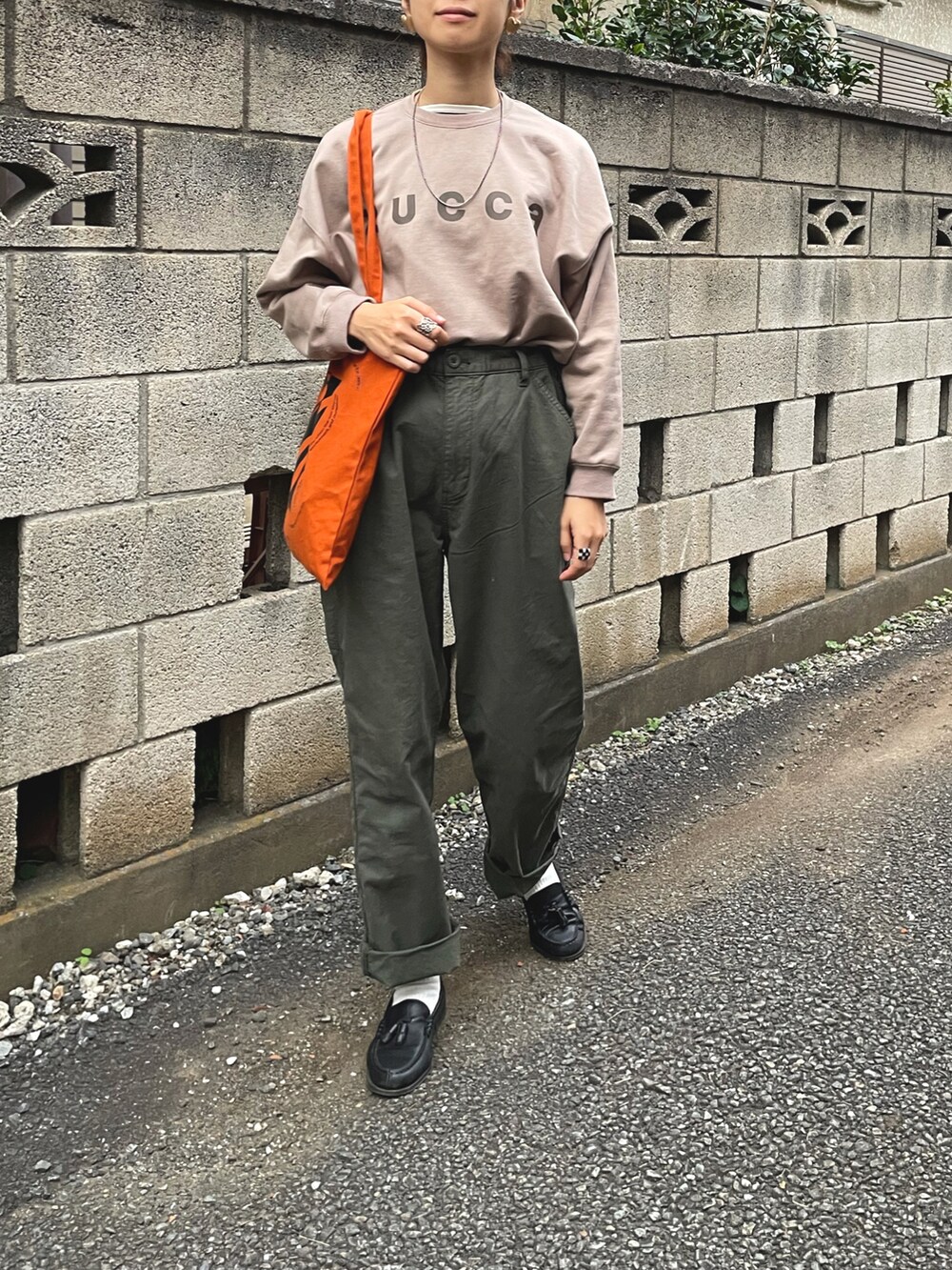 「秋コーデ、メンズライク、オレンジ、カーキ、ローファー、トートバッグ、メガネ女子、大人カジュアル、くすみカラー、ワークパンツ、カジュアル、タックイン、zucca」｜「ZUCCaのLOGOスウェット/スウェット（スウェット、ベージュ系）」を使った、yukariさん（レディース・168cm）の秋コーディネートの2枚目の写真