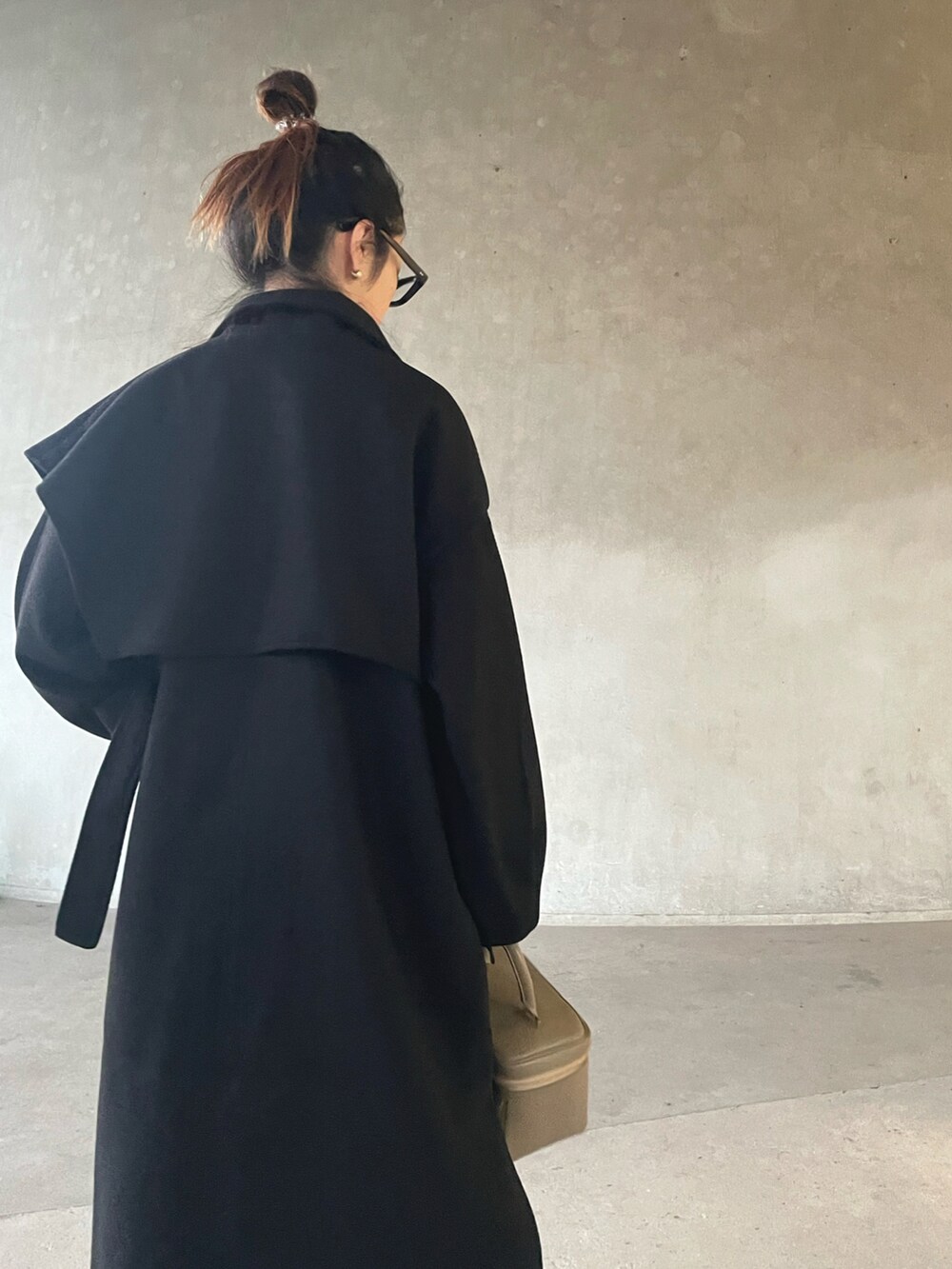 「秋冬コーデ、ロングコート、シンプルコーデ、シンプル、メガネ女子、notch.、デニム、オーバーサイズ、冬アウター、ブーツ、厚底ブーツ、チェルシーブーツ、サイドゴアブーツ」｜「notch.のアシメケープタイロッケンコート（その他アウター、ブラック系）」を使った、yukariさん（レディース・168cm）の秋コーディネートの5枚目の写真