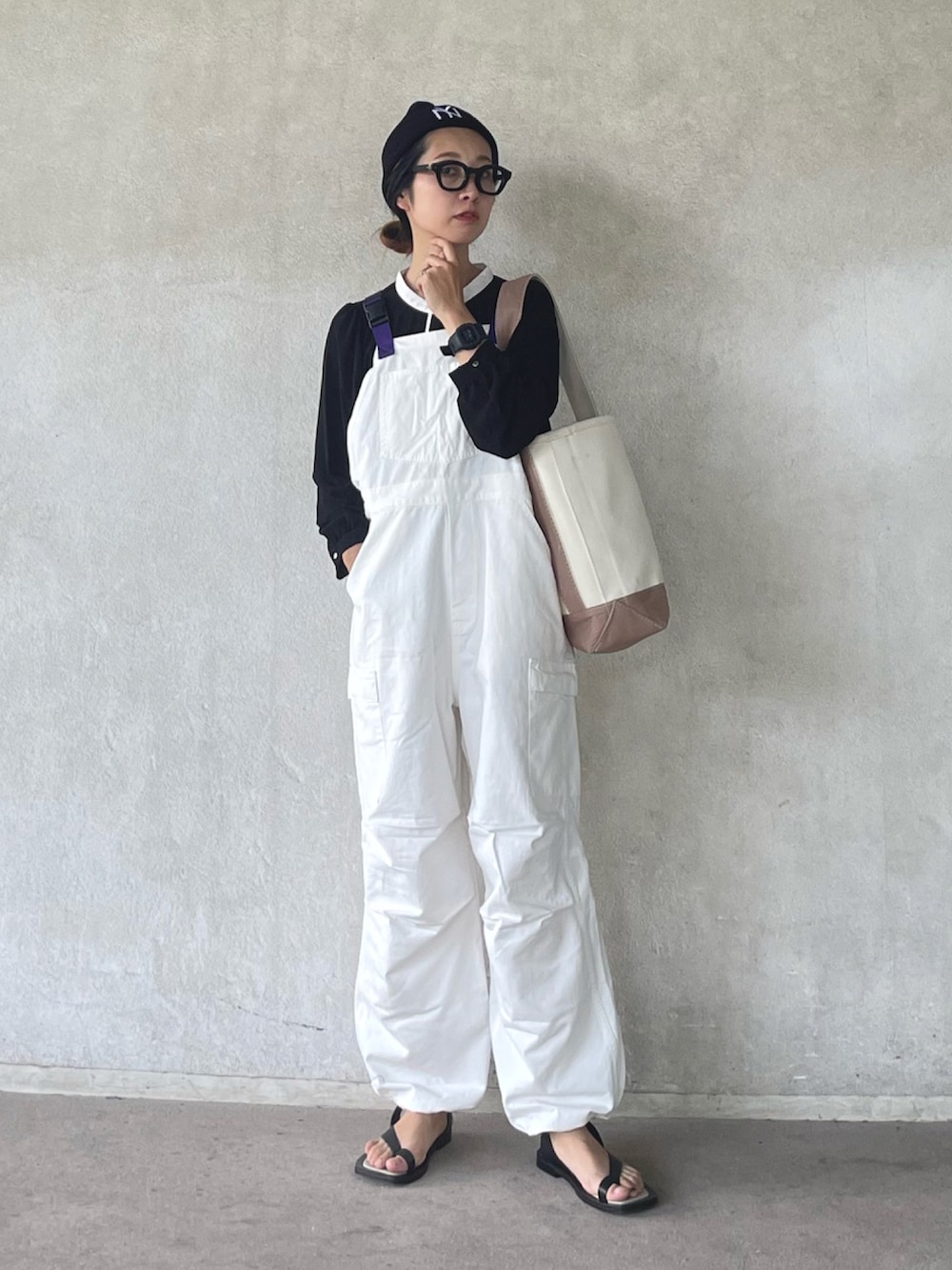 「オーバーオール、大人カジュアル、秋服準備はじめました、モノトーン、モノトーンコーデ、めがね、メガネ女子、ニット帽、トートバッグ、エドウィン、EDWIN、edwinjapan」｜「EDWINの【WEB限定】STEP MARK バルーンオーバーオール サロペット ビブ カーゴ（サロペット/オーバーオール、ホワイト系）」を使った、yukariさん（レディース・168cm）の夏コーディネートの5枚目の写真