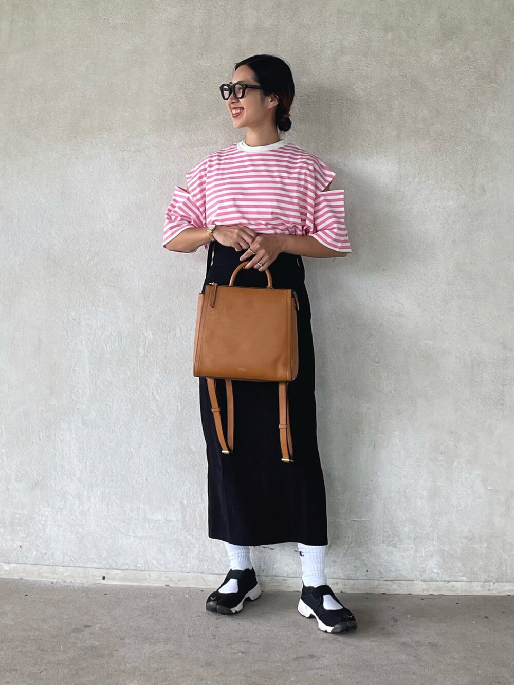 「moment+、momentplus、モーメントプラス、Fossil、FOSSILSTYLE、フォッシル、スニーカー、スニーカーコーデ、エアリフト、タイトスカート、ボーダー、メガネ女子」｜「moment+の綿100％ボーダー天竺.ショルダーカットアウトTシャツ（Tシャツ/カットソー、ピンク系）」を使った、yukariさん（レディース・168cm）の秋コーディネートの2枚目の写真