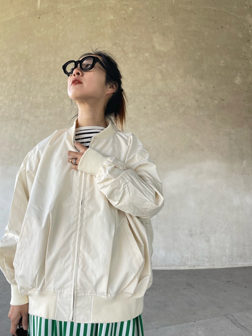 「春服デビュー宣言、Le temps riche、ルタンリッシュ、スタジャン、ストライプ、春コーデ、スニーカー、スニーカーコーデ、ハイカットスニーカー、春カラー、apretro、アプレトロ」｜「ap retroのボリュームスリーブMAー1ブルゾン（MA-1、ホワイト系）」を使った、yukariさん（レディース・168cm）の春コーディネートの2枚目の写真