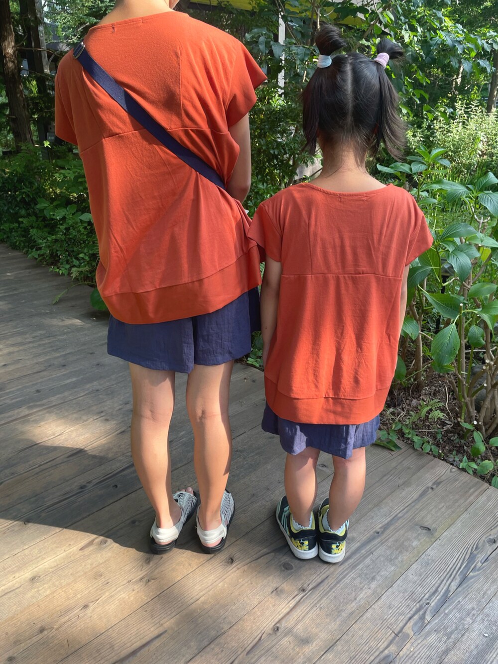 オレンジ系のTシャツ/カットソー、オレンジ系のTシャツ/カットソー、ブルー系のスカートを着用したレディースの夏コーディネートの4枚目の写真