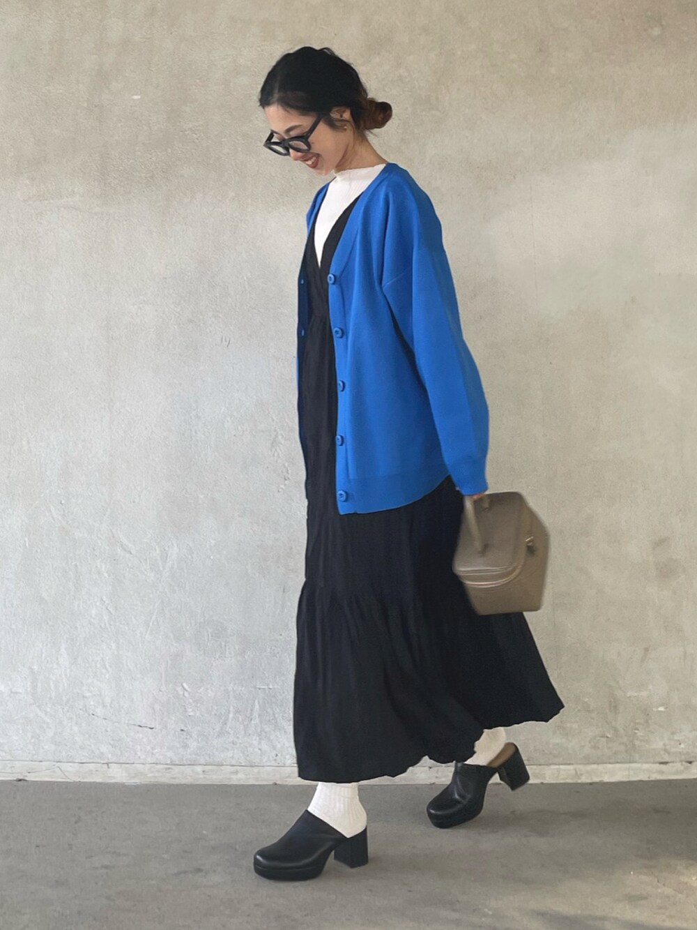 「カーディガン、ブルー、ミュール、厚底サンダル、ロングワンピース、春コーデ、ワンピース、メガネ女子、休日スタイル、シンプルコーデ、wcloset、wclo_snap、ANGIE VINTAGE」｜「ANGIEの【前後2WAY】スポンジニットVネックカーディガン（カーディガン/ボレロ、ブルー系）」を使った、yukariさん（レディース・168cm）の春コーディネートの4枚目の写真
