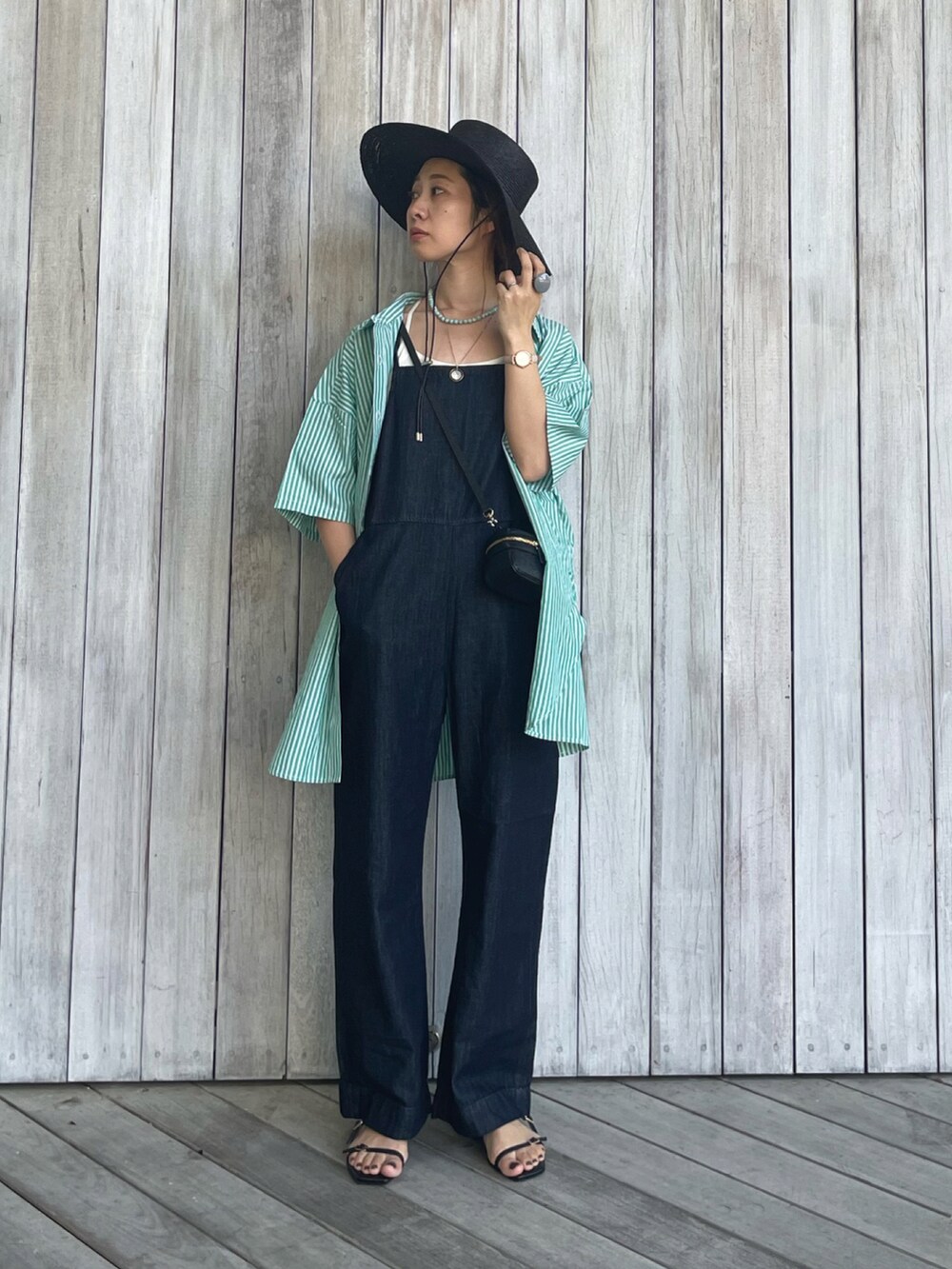 「大人カジュアル、chacocloset、チャコクローゼット、メンズライク、半袖シャツ、PR、ストローハット、サンダル、サヴァサヴァ、サヴァサヴァの靴、足が痛くならない靴、サロペット、シャツスタイル、レイヤードスタイル」|「Chaco closetのオーバーサイズメンズライクレギュラーカラー半袖シャツ/ストライプシャツ(シャツ/ブラウス、グリーン系)」を使った、yukariさん(レディース・168cm)の夏コーディネートの4枚目の写真