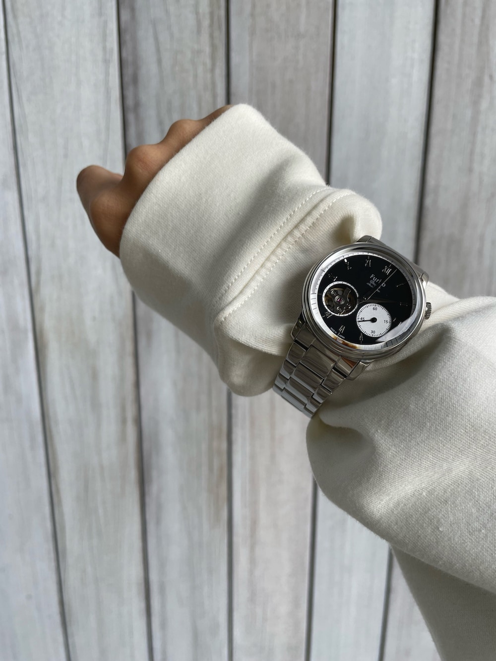 「モノトーン、モノトーンコーデ、フルボデザイン、Furbodesign、アナログ時計、機械式時計、ライトオン、Right-on、アメリカンニードル、ニット帽、パーカー、ミニスカート、ショートブーツ、keen」｜「HONEYSUCKLE ROSEの【HONEYSUCKLE ROSE】ポンチビッグパーカー（パーカー、ホワイト系）」を使った、yukariさん（レディース・168cm）の冬コーディネートの2枚目の写真
