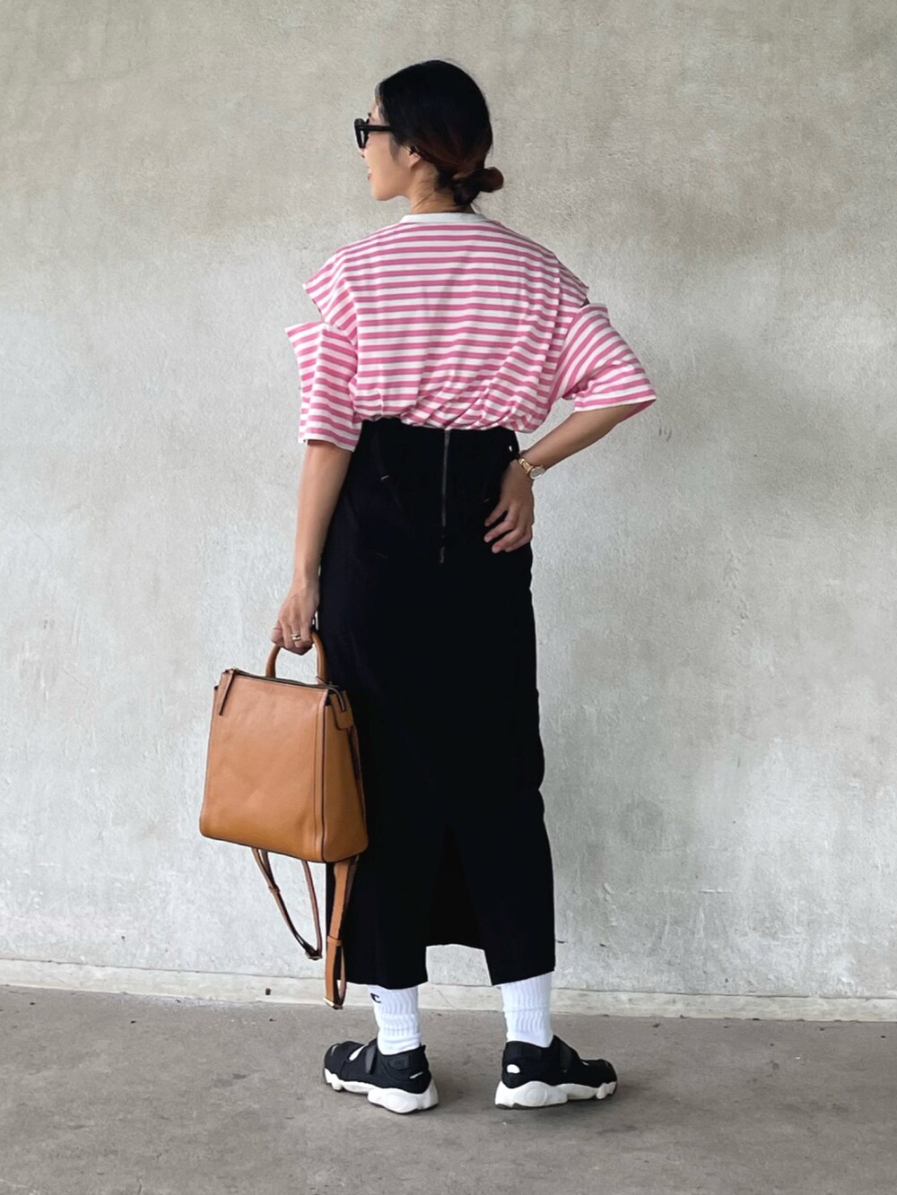 「moment+、momentplus、モーメントプラス、Fossil、FOSSILSTYLE、フォッシル、スニーカー、スニーカーコーデ、エアリフト、タイトスカート、ボーダー、メガネ女子」｜「moment+の綿100％ボーダー天竺.ショルダーカットアウトTシャツ（Tシャツ/カットソー、ピンク系）」を使った、yukariさん（レディース・168cm）の秋コーディネートの3枚目の写真