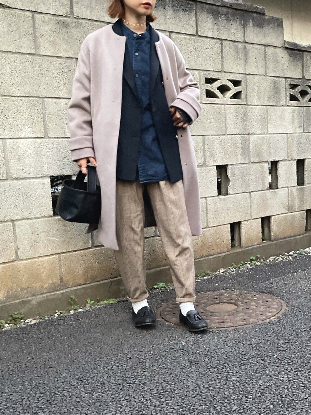 「テーラードジャケット、キャップ、ローファー、冬コーデ、デニムシャツ、ノーカラーコート、チェックパンツ、メンズライク、シャツスタイル、メガネ女子、アウターオンアウター、バンドカラーシャツ、秋冬コーデ」｜「green label relaxingのショートビーバー ノーカラー コート（ノーカラーコート、ブラウン系）」を使った、yukariさん（レディース・168cm）の秋コーディネートの3枚目の写真