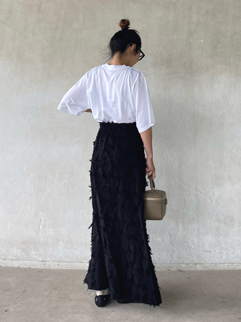 「アニエスベー、アニエスベーTシャツ、agnesb、ロゴT、ロゴTシャツ、ロングスカート、モノトーン、モノトーンコーデ、フレアスカート、メガネ女子、シンプルコーデ、お出かけコーデ日記、ハンドバッグ」｜「agnes b.のWEB限定 S137 TS YOKO Tシャツ（Tシャツ/カットソー、ホワイト系）」を使った、yukariさん（レディース・168cm）の春コーディネートの4枚目の写真