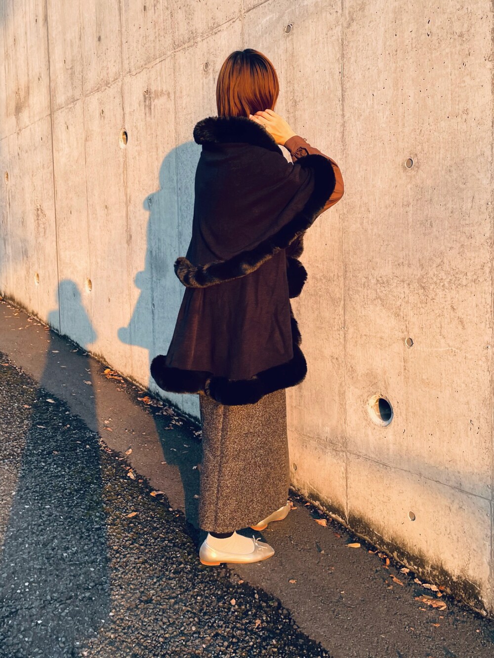 「大人女子、レイヤードスタイル、エレガント、冬コーデ、ポンチョ、大人カジュアル、キャミワンピ、スクエアトゥ、冬アウター、ゴージャス、ニット、きれいめカジュアル」|「deux amourのフリルポンチョ(ポンチョ、ブラック系)」を使った、yukariさん(レディース・168cm)の冬コーディネートの3枚目の写真