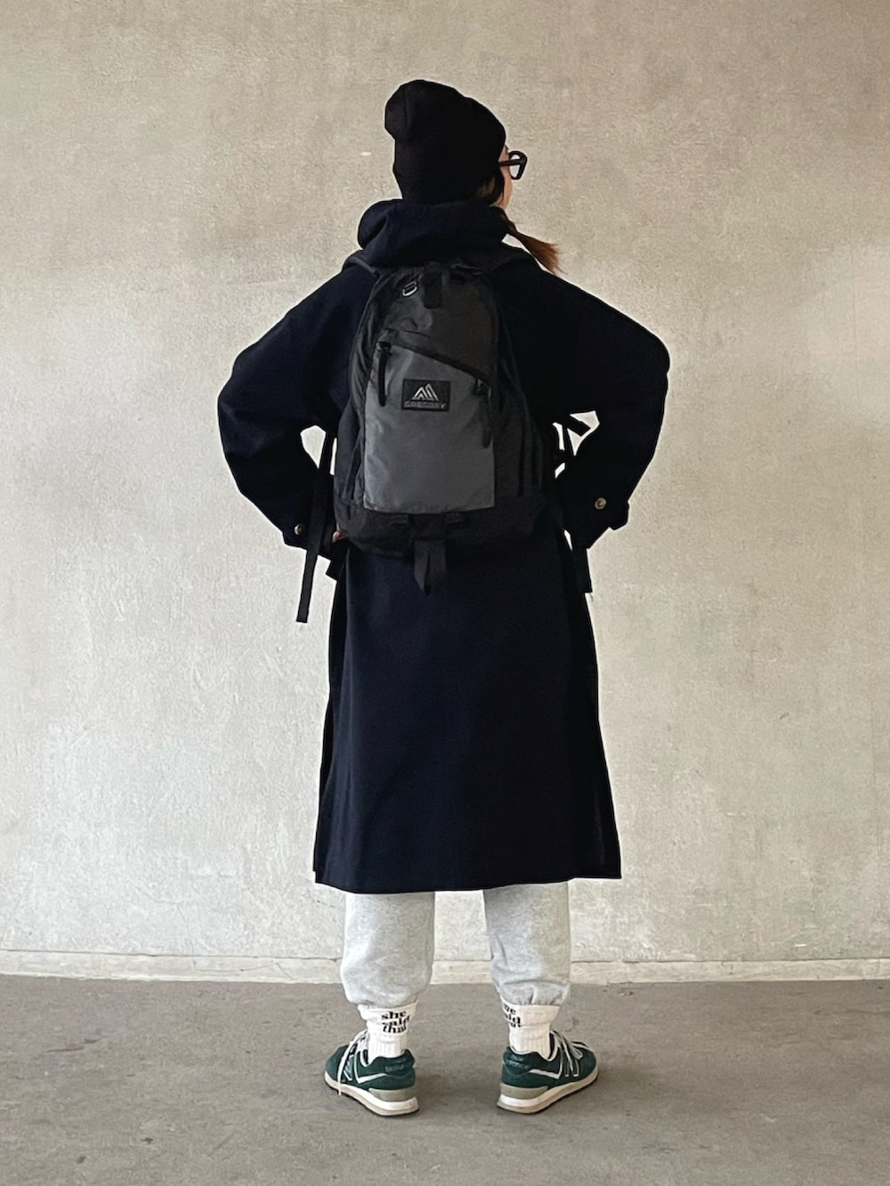 ブルー系のダッフルコート、グレー系のスウェットパンツ、グリーン系のスニーカーを着用したレディースの冬コーディネートの2枚目の写真