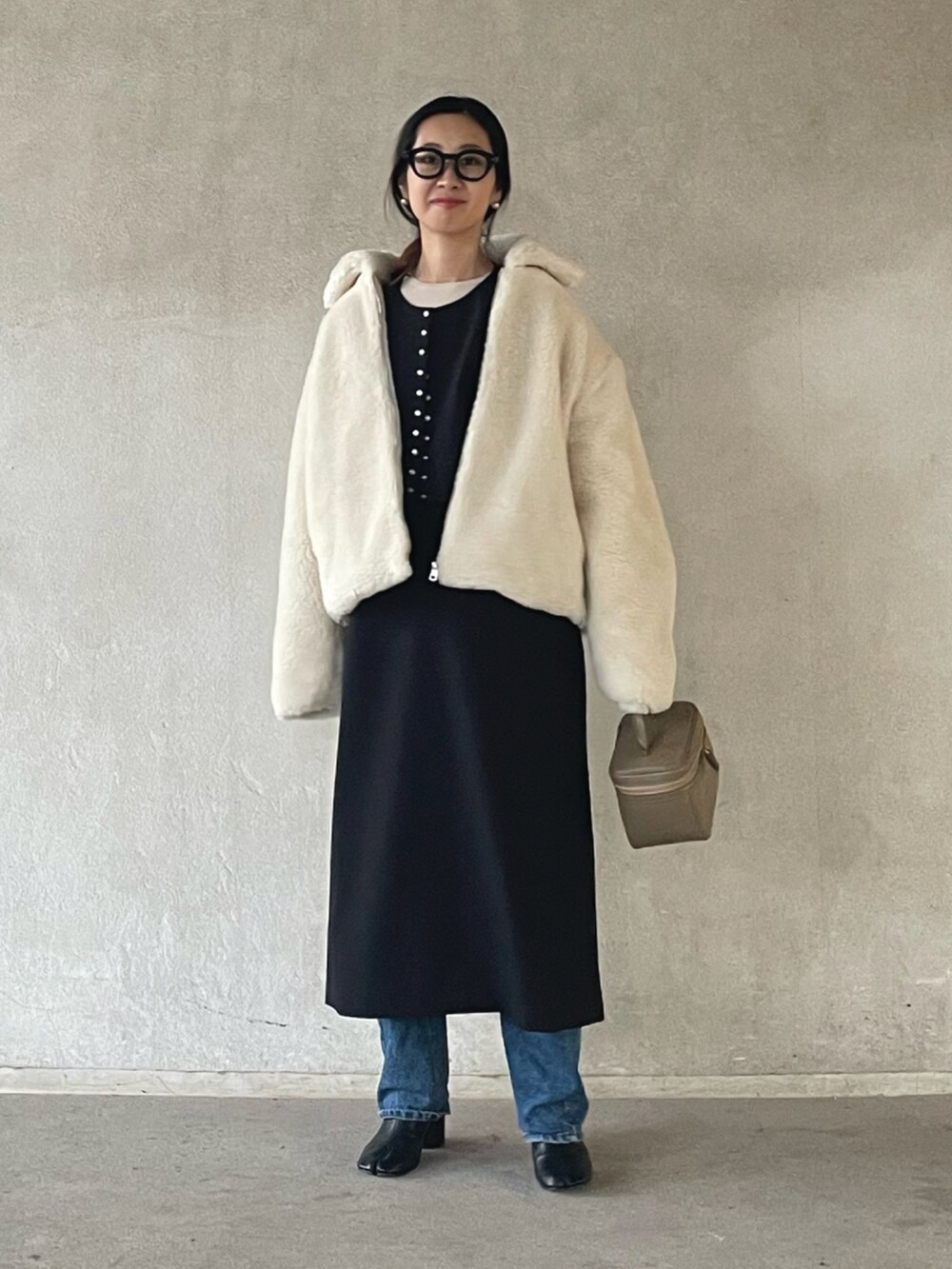 「calvinklein、カルバンクライン、renorm、リノーム、ワンピース、レイヤードスタイル、ボアジャケット、ボアブルゾン、メガネ女子、秋冬コーデ、ハンドバッグ、ショートブーツ、大人カジュアル、ビッグシルエット、オーバーサイズ」｜「Calvin Kleinのバックモノグラム シェルパジャケット（その他アウター、ホワイト系）」を使った、yukariさん（レディース・168cm）の秋コーディネートの3枚目の写真