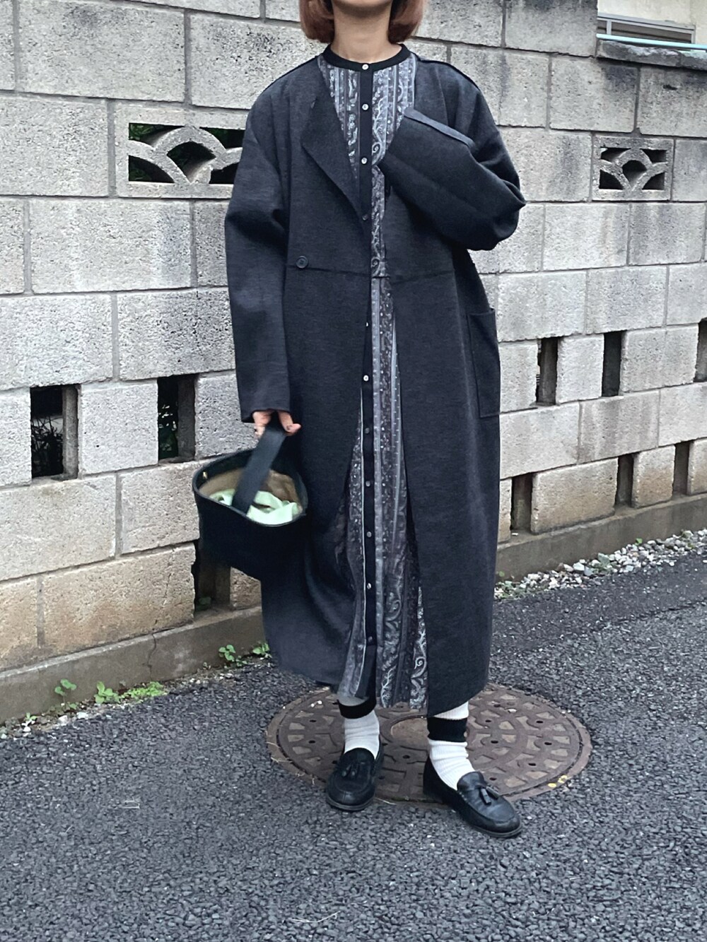 「ワンピース、ローファー、オールブラック、冬コーデ、モノトーン、大人カジュアル、ノーカラーコート、ロングワンピース、柄ワンピース、秋コーデ、高身長女子、秋冬コーデ」｜「CIENAのノーカラーリバーシブルロングコート（ノーカラーコート、グレー系）」を使った、yukariさん（レディース・168cm）の秋コーディネートの3枚目の写真
