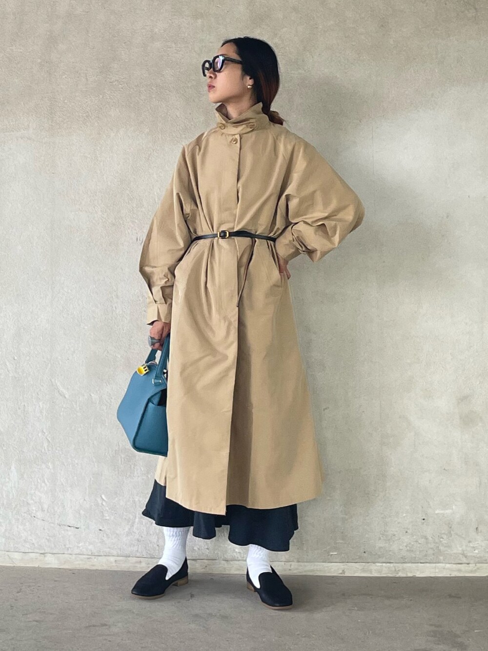 「秋コーデ、シンプルコーデ、大人カジュアル、ロングコート、ウエストマーク、メガネ女子、ローファー、apretro、clarks、細ベルト、白ソックス、ボストンバッグ、chiiiibag、ch!iiibag」｜「ap retroのステンカラースタンドロングコート　タマムシコート（ステンカラーコート、ベージュ系）」を使った、yukariさん（レディース・168cm）の秋コーディネートの2枚目の写真