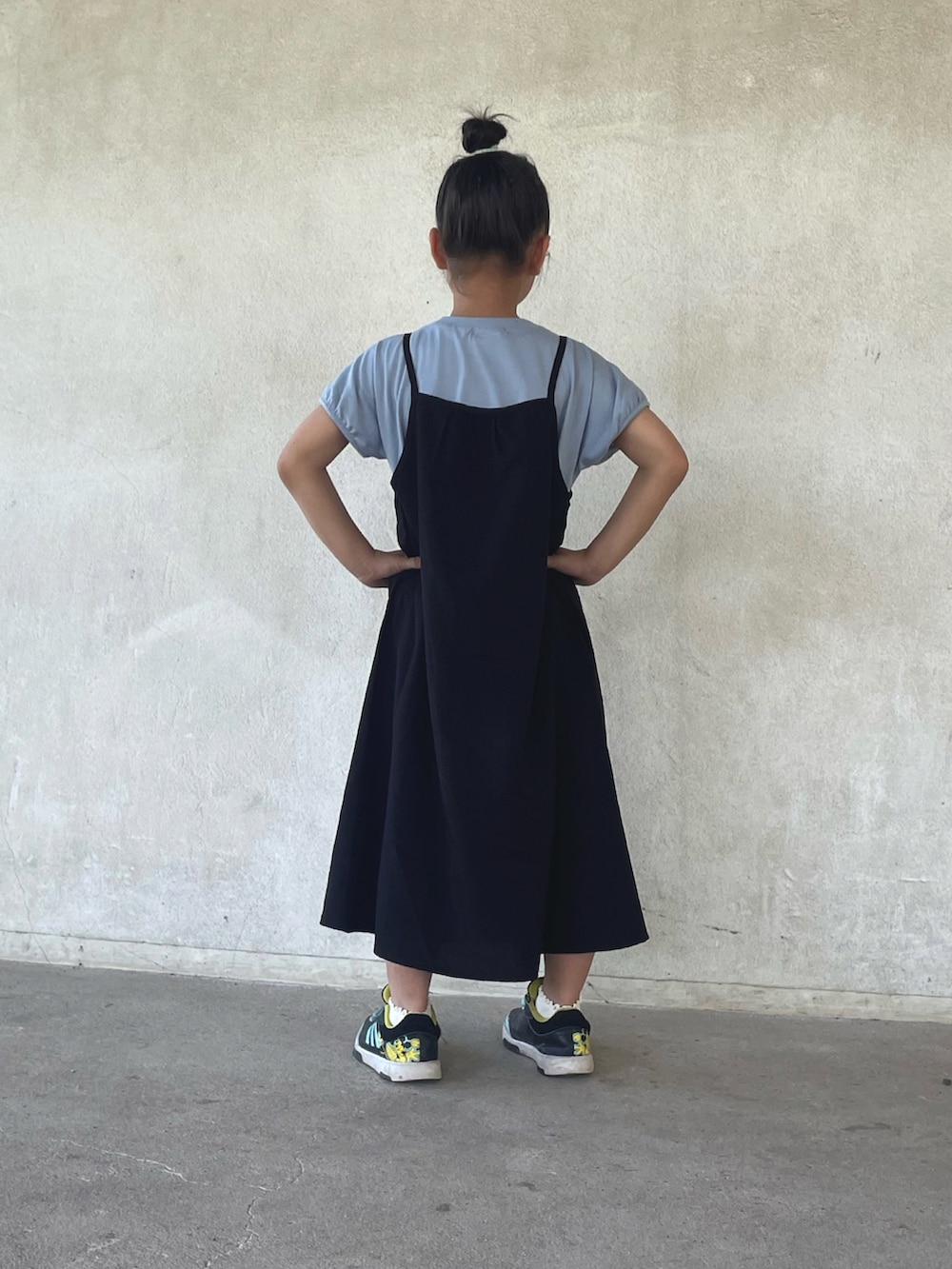 ブラック系のワンピースを着用したレディースの夏コーディネートの3枚目の写真