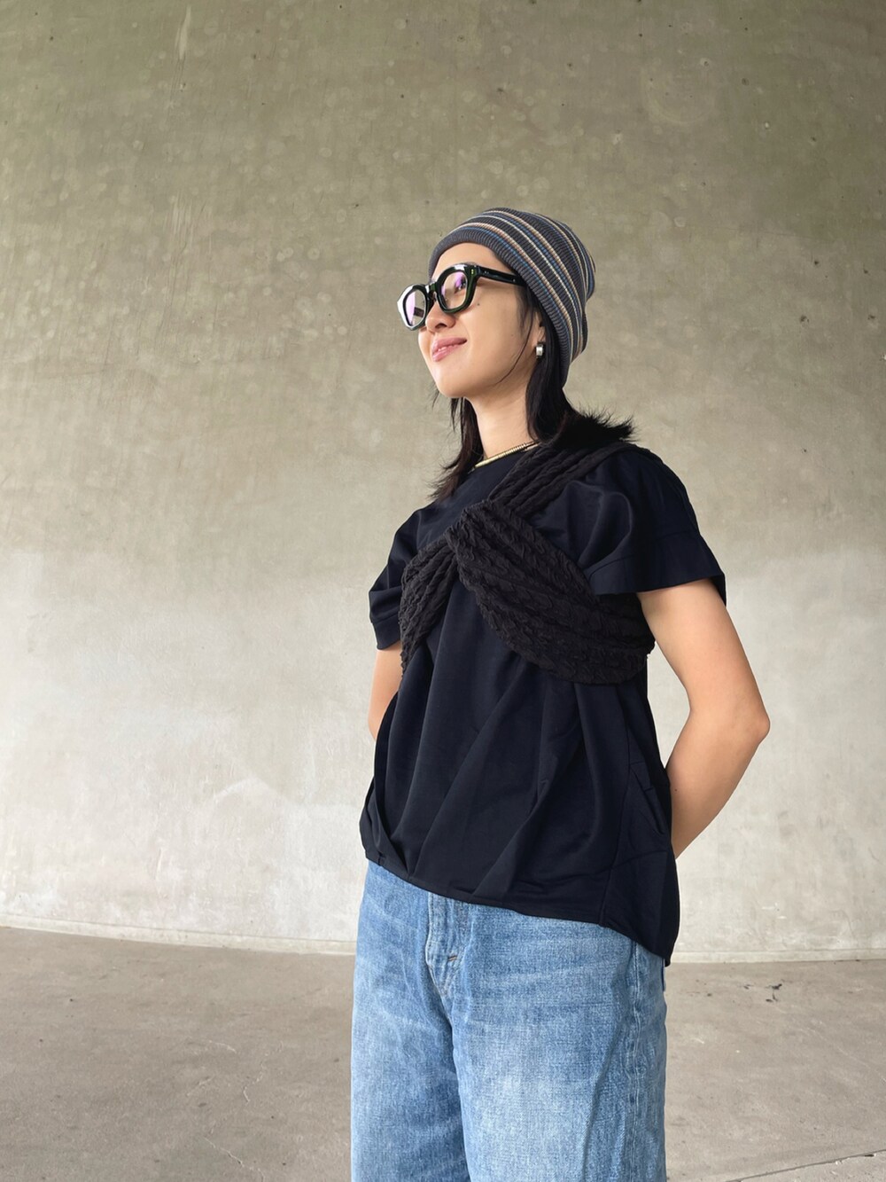 ブルー系のTシャツ/カットソー、ブラック系のその他トップス、グレー系のニットキャップ/ビーニーを着用したレディースの夏コーディネートの4枚目の写真