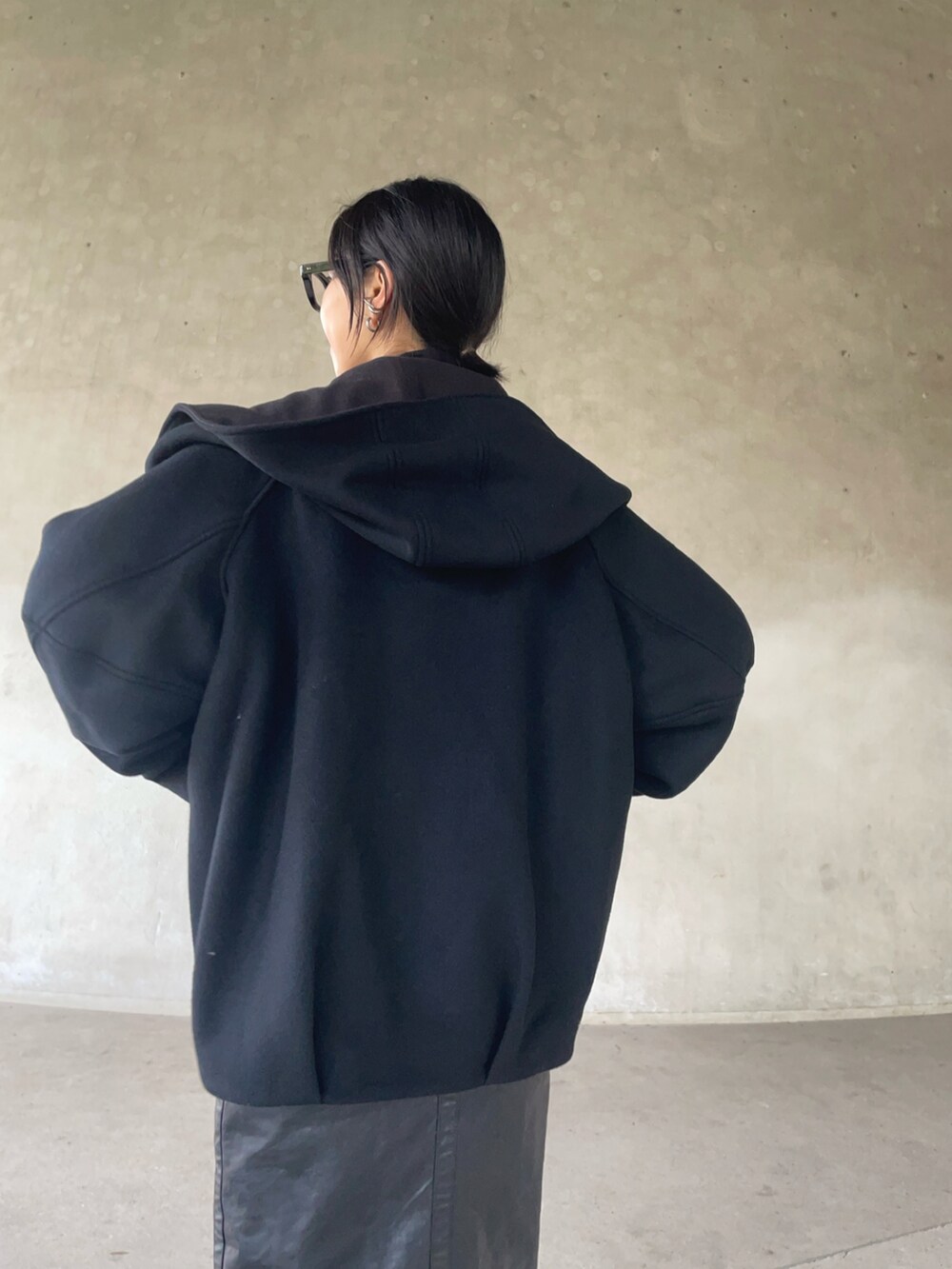 「ファッションを楽しもう、冬コーデ、秋冬コーデ、スニーカーコーデ、白スニーカー、ショートコート、ブラックバイマウジー、blkby、BLACKBYMOUSSY、おでかけコーデ、きれいめカジュアル、レイヤードスタイル、モノトーン」|「BLACK BY MOUSSYのhood wool coat(フードウールコート)(ピーコート、ブラック系)」を使った、yukariさん(レディース・168cm)の秋コーディネートの5枚目の写真