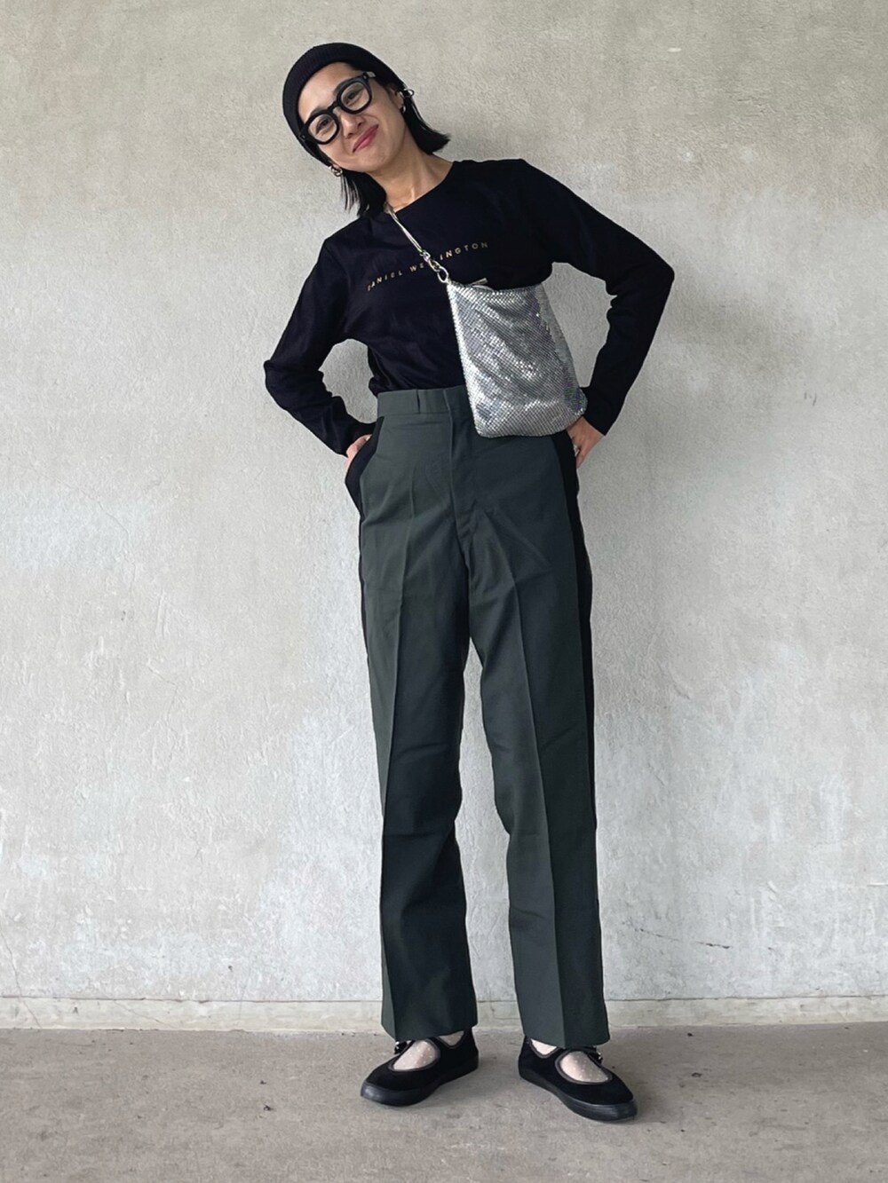 「ファッションを楽しもう、お出かけコーデ、今日のコスメと服、シンプルコーデ、ニット帽、ロゴT、古着MIX、メガネ女子、シルバー、ラインパンツ、休日スタイル、秋コーデ、Daniel Wellington、PR」|「Daniel Wellingtonのストレッチ コットンクルーネック ロングスリーブTシャツ(Tシャツ/カットソー、ブラック系)」を使った、yukariさん(レディース・168cm)の秋コーディネートの5枚目の写真