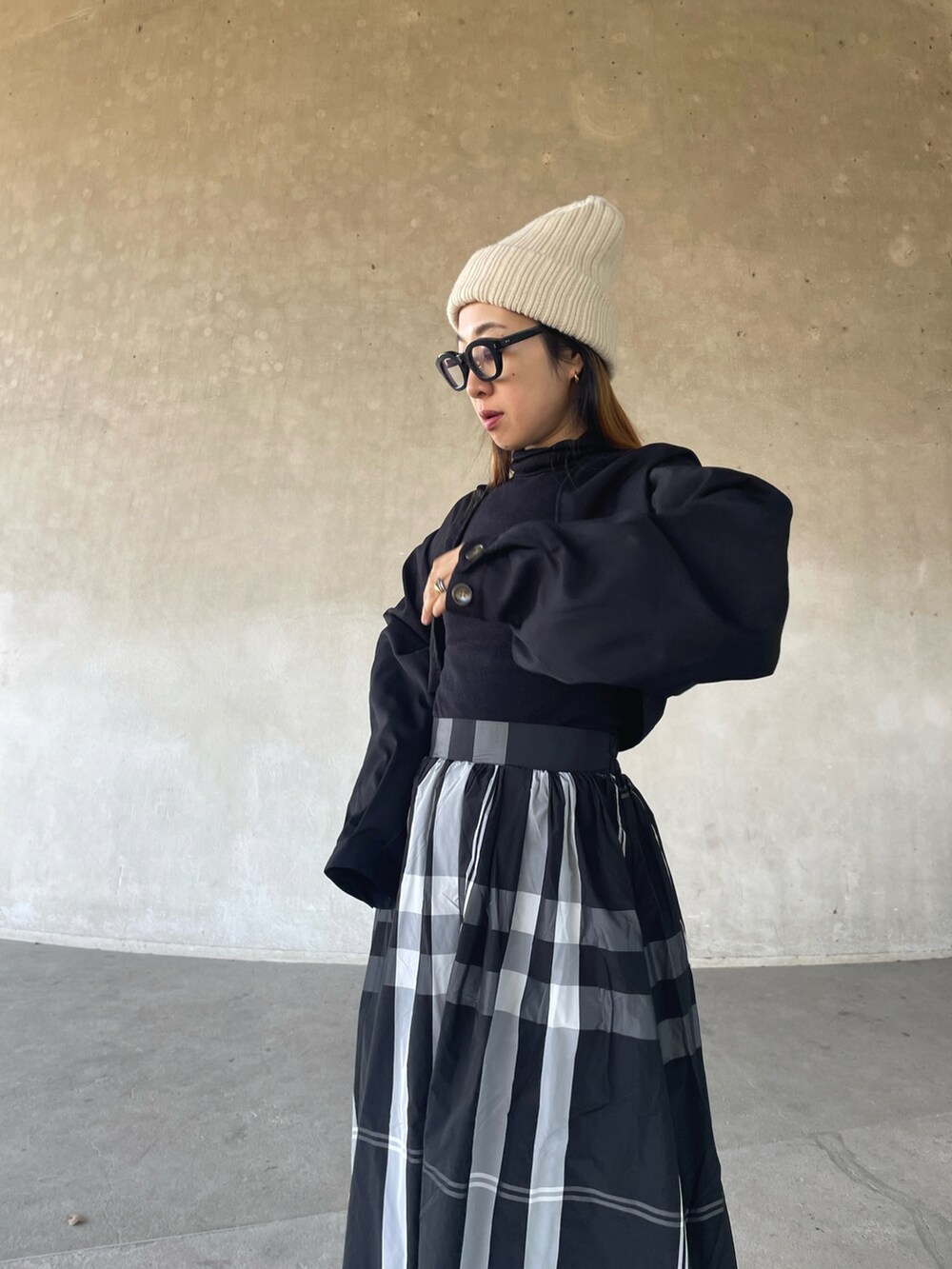 「モノトーン、春服デビュー宣言、モノトーンコーデ、ロングコート、フレアスカート、frames RAY CASSIN、フレームスレイカズン、cona、コナ、チェック、チェックスカート」｜「conaの【ZOZO限定】3wayボリュームスリーブレイヤードトレンチコート（トレンチコート、ブラック系）」を使った、yukariさん（レディース・168cm）の春コーディネートの3枚目の写真