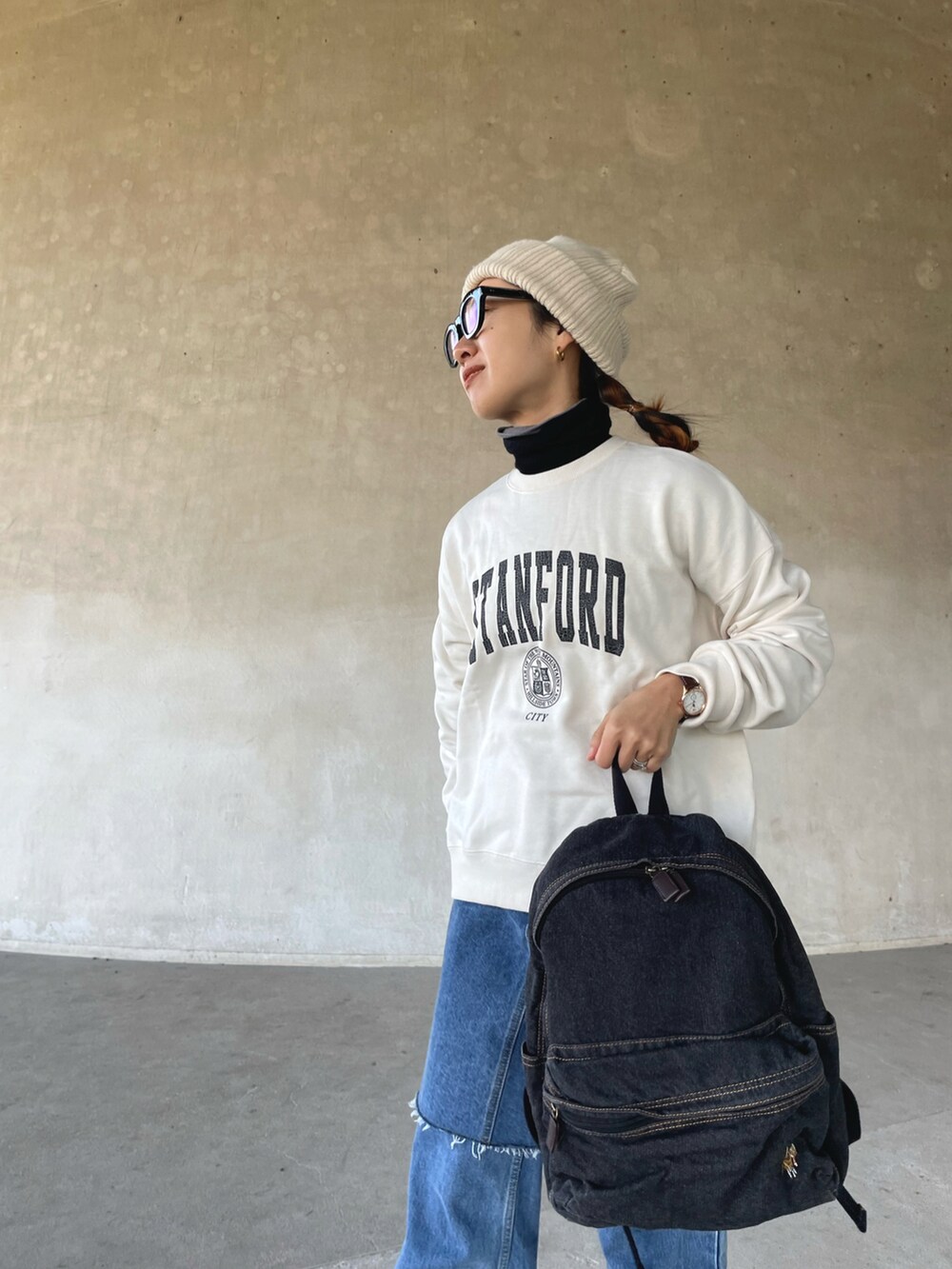 「ほめられ本命コーデ、ロゴスウェット、デニム、USポロ、ブーツ、春コーデ、ニット帽、maisonspecial、メガネ女子、apretro、スウェット」|「ap retroの2022/AW ロゴプリント裏毛ルーズプルオーバー カレッジロゴ(スウェット、ホワイト系)」を使った、yukariさん(レディース・168cm)の冬コーディネートの2枚目の写真