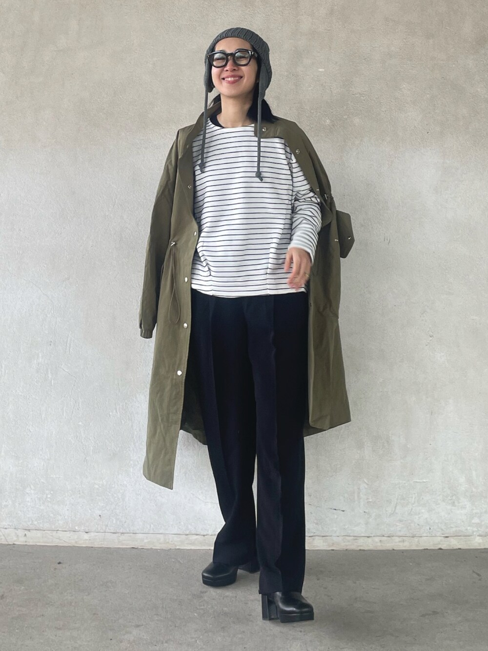「春アウター、メガネ女子、ボーダー、モノトーン、モノトーンコーデ、きれいめカジュアル、大人カジュアル、春コーデ、ニット帽、パンツスタイル、シンプルコーデ、uleula、ウルア、ikka、ハイウエスト」｜「ikkaのリップル裾タックプルオーバー（Tシャツ/カットソー、ホワイト系）」を使った、yukariさん（レディース・168cm）の冬コーディネートの5枚目の写真